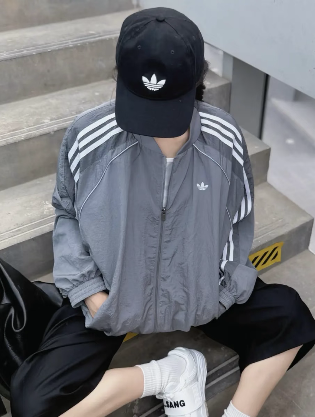 adidas三葉草灰色風衣外套