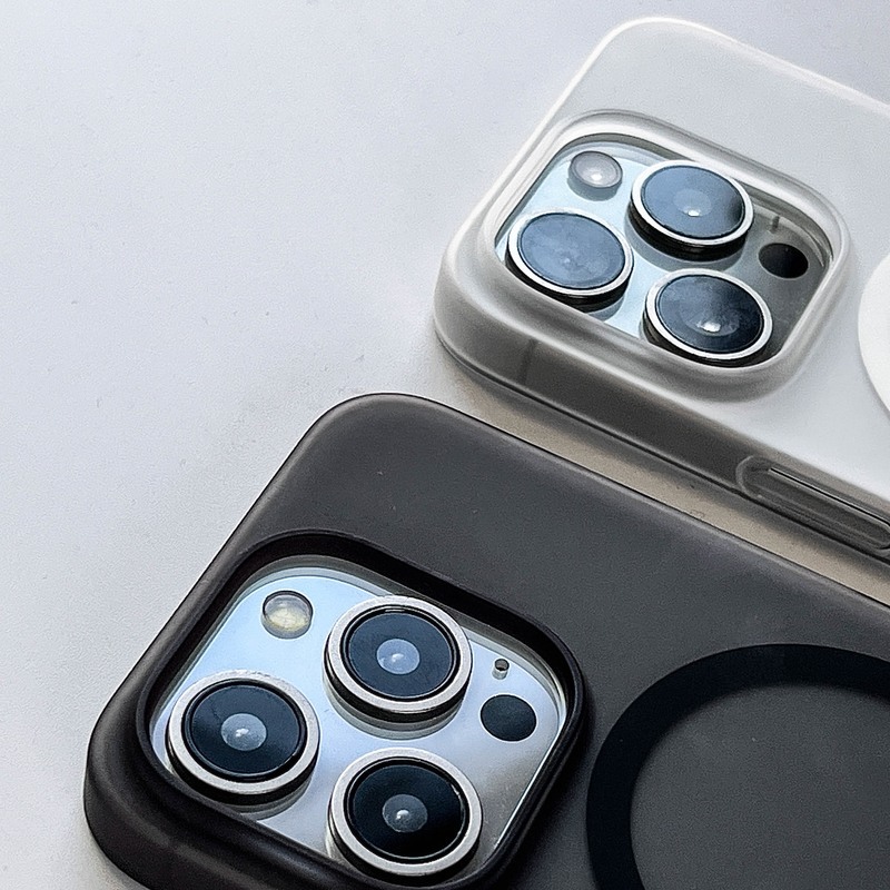 白色與黑色兩款磨砂超薄殼的 iPhone 疊放，可見兩種顏色的霧面質感