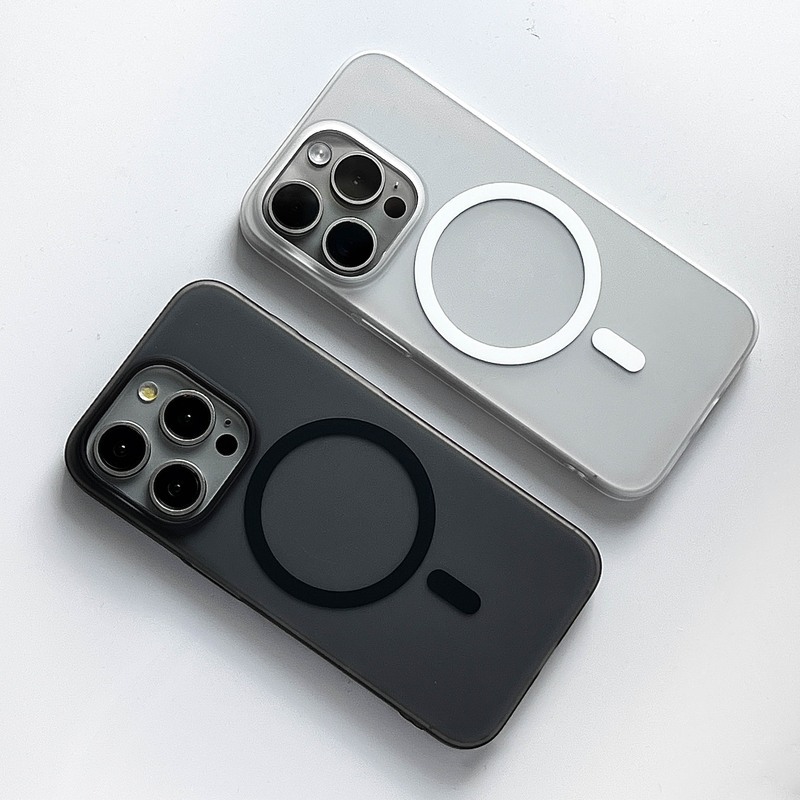 黑色與白色磨砂超薄殼的 iPhone 並放於淺色桌面，背面磁環清晰