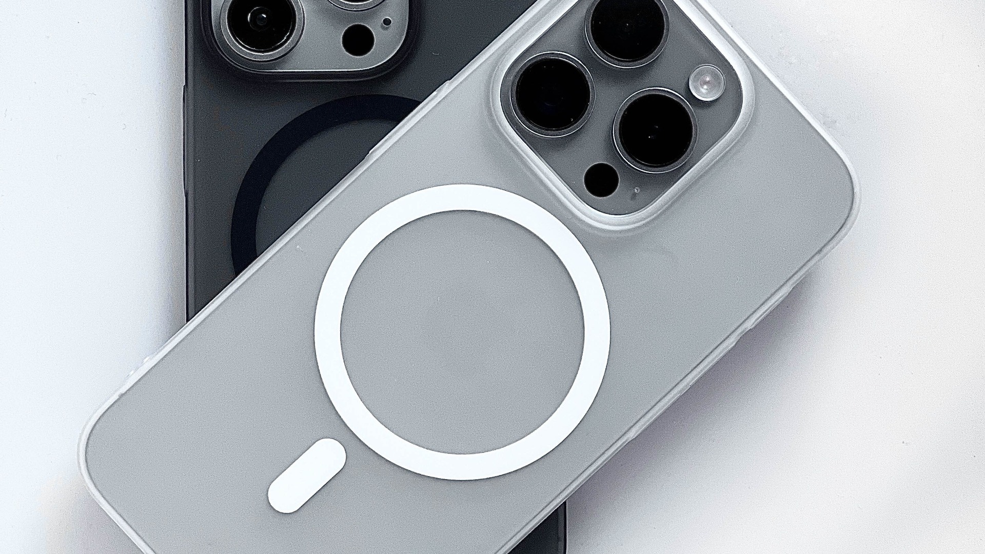 黑色與白色兩款 Air Lite Case 磨砂超薄殼的 iPhone 並放，兩種霧面顏色並陳