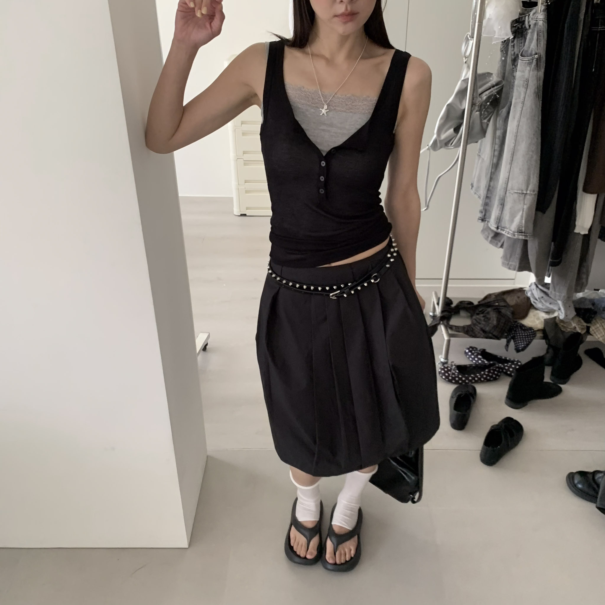 ISA_摩登時髦 高智感剪裁前壓褶挺版五分裙_65002