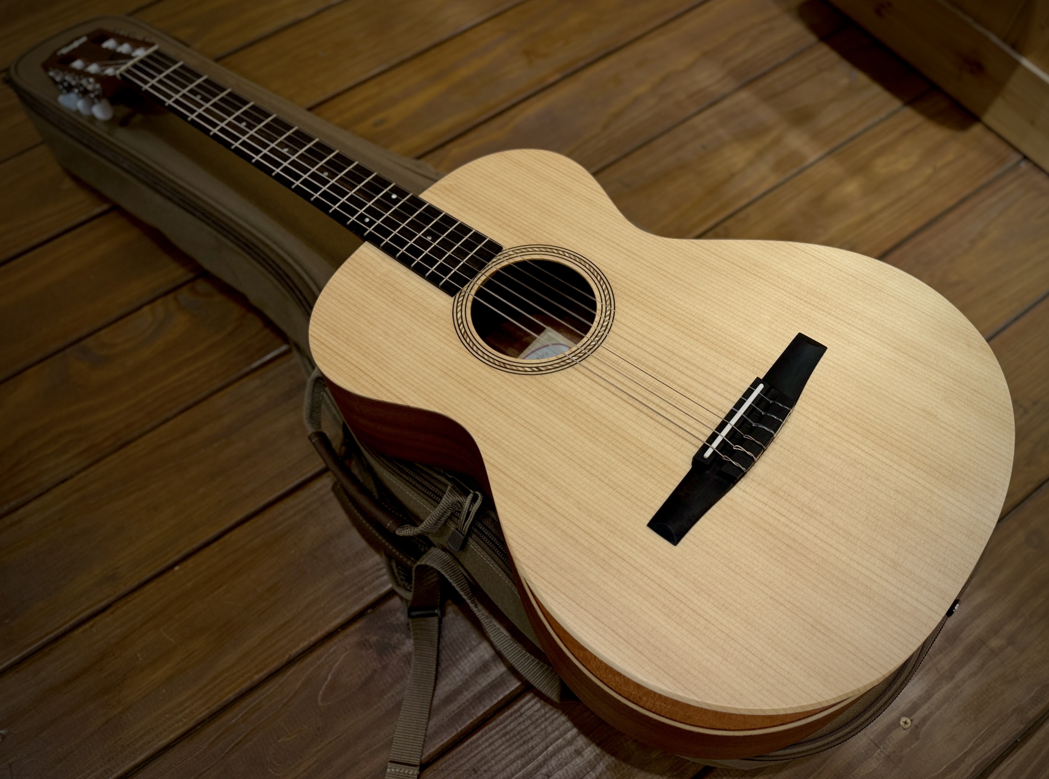 全新狀態 古典吉他 Taylor A12N 保固內  客人買一週後悔 當二手賣