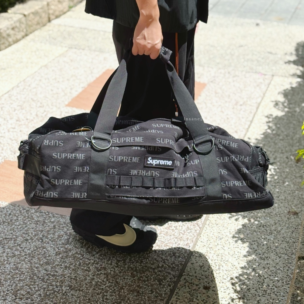 SUPREME 26FW CORDURA® 滿版字體 壓紋 反光 LOGO 黑 咖 兩色 行李袋