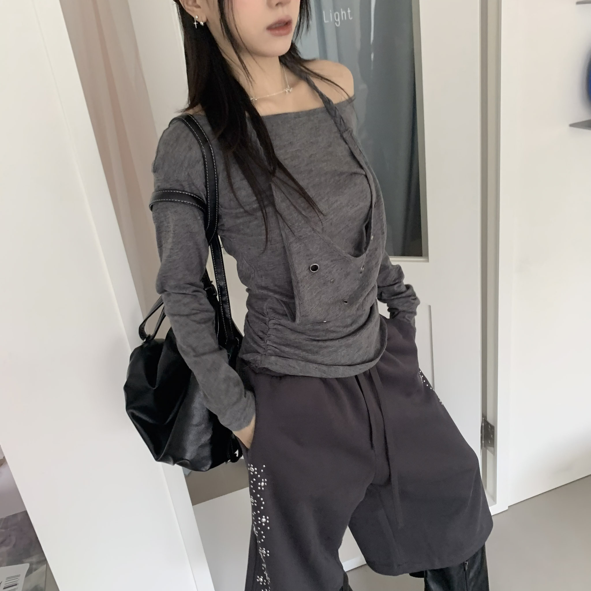 ISA_酷辣剪裁 鉚釘假二件編織掛脖斜肩上衣_68004