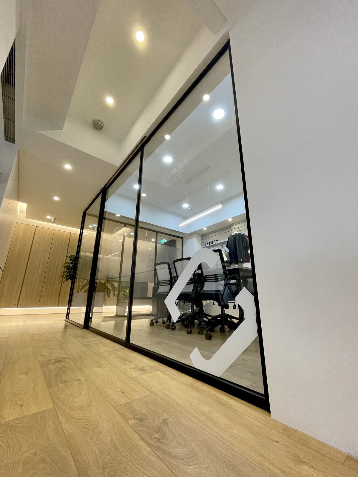 Jerscy 桃園 Showroom 內部空間，木地板走道與玻璃隔間