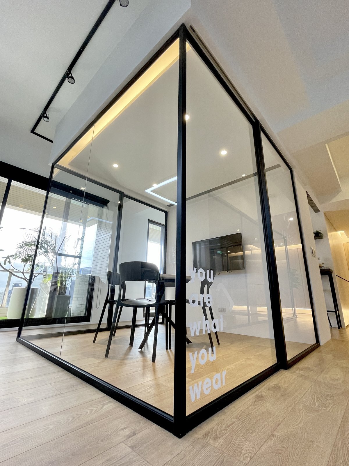 Showroom 的玻璃試衣空間與座位