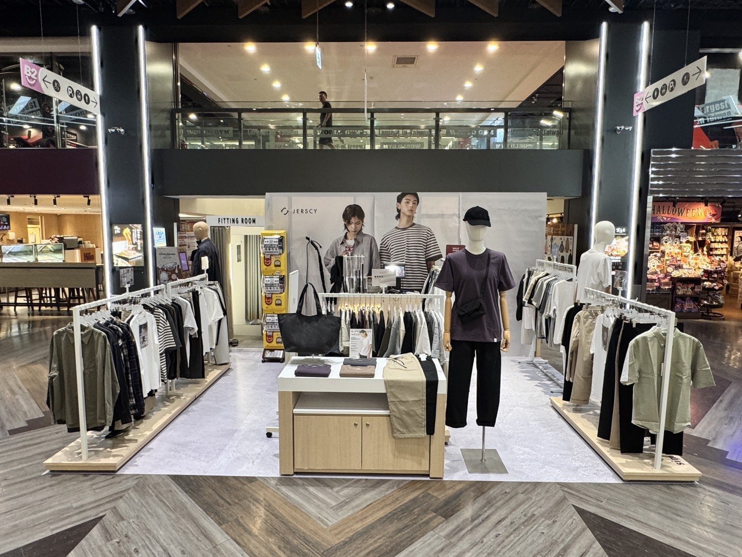 Jerscy 台茂快閃店第二年現場，白色櫃位與秋冬服飾陳列