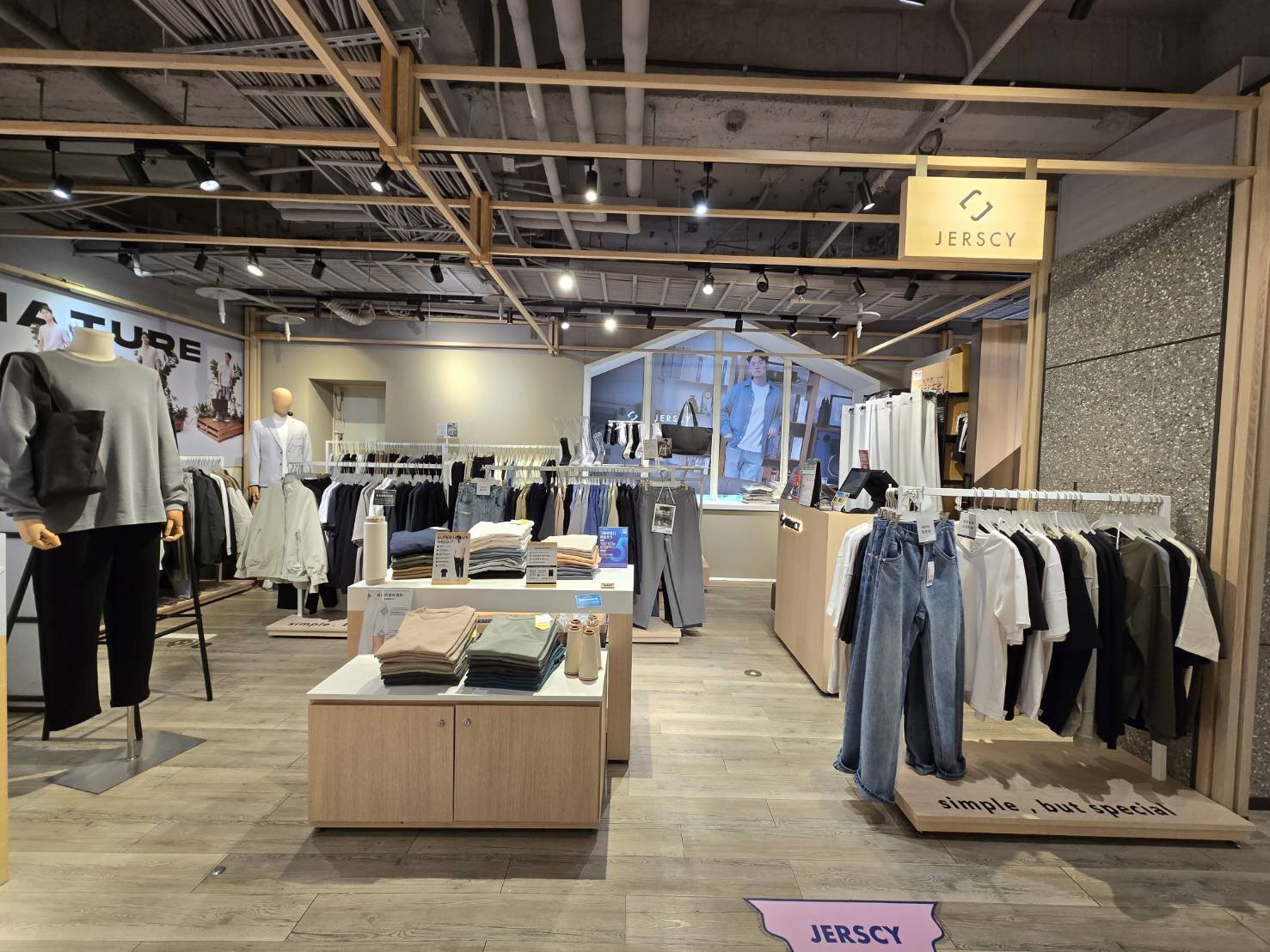 Jerscy 誠品南西櫃位全景，木質框架與服飾陳列