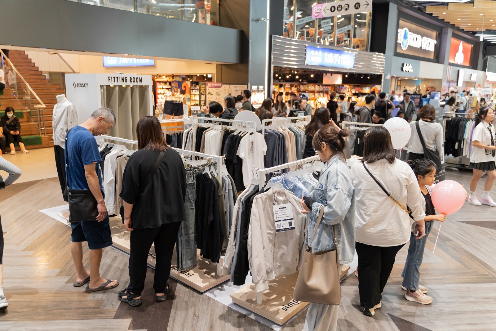 Jerscy 台茂快閃店現場，顧客圍繞衣桿挑選
