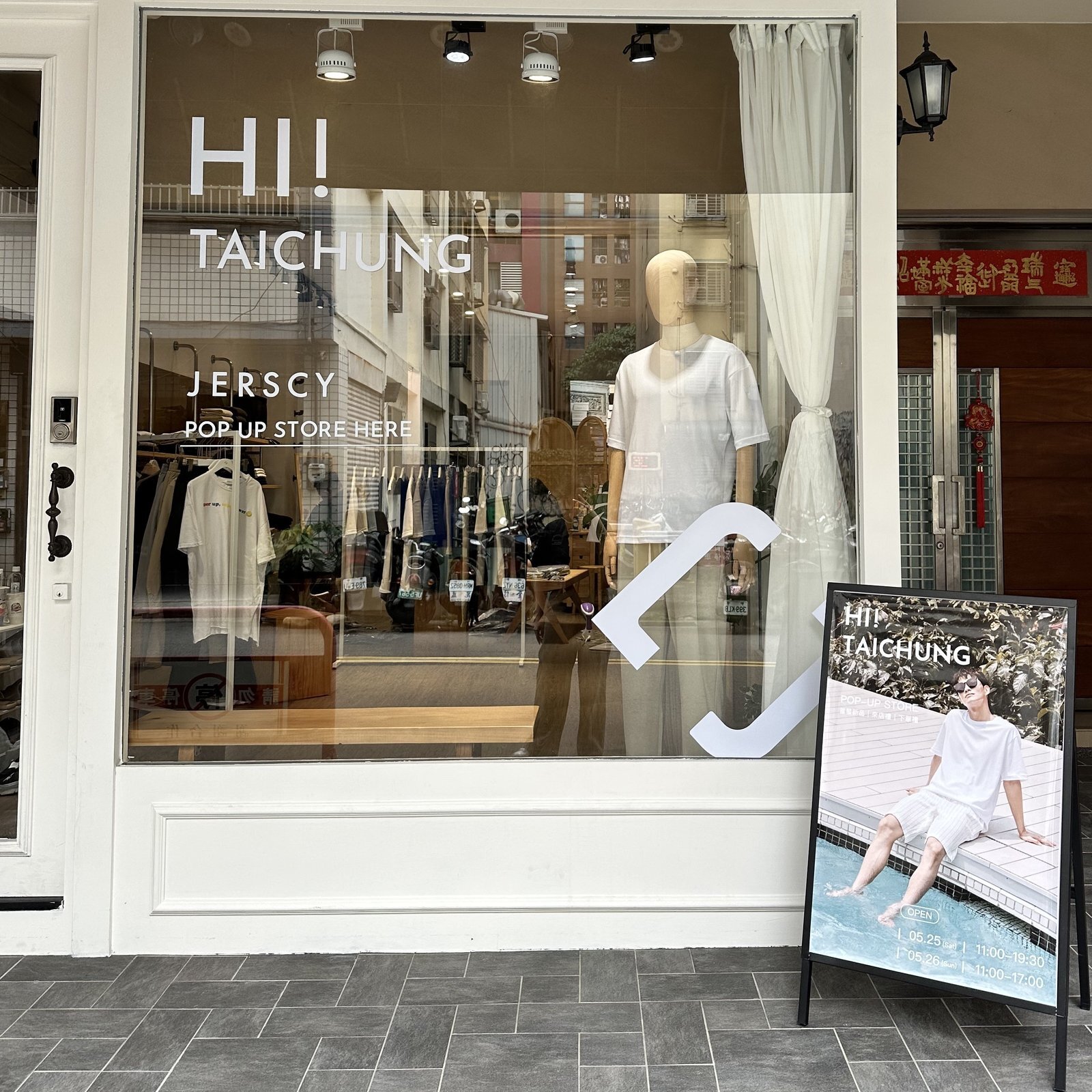 台中快閃店門面，玻璃上的 HI! TAICHUNG 字樣
