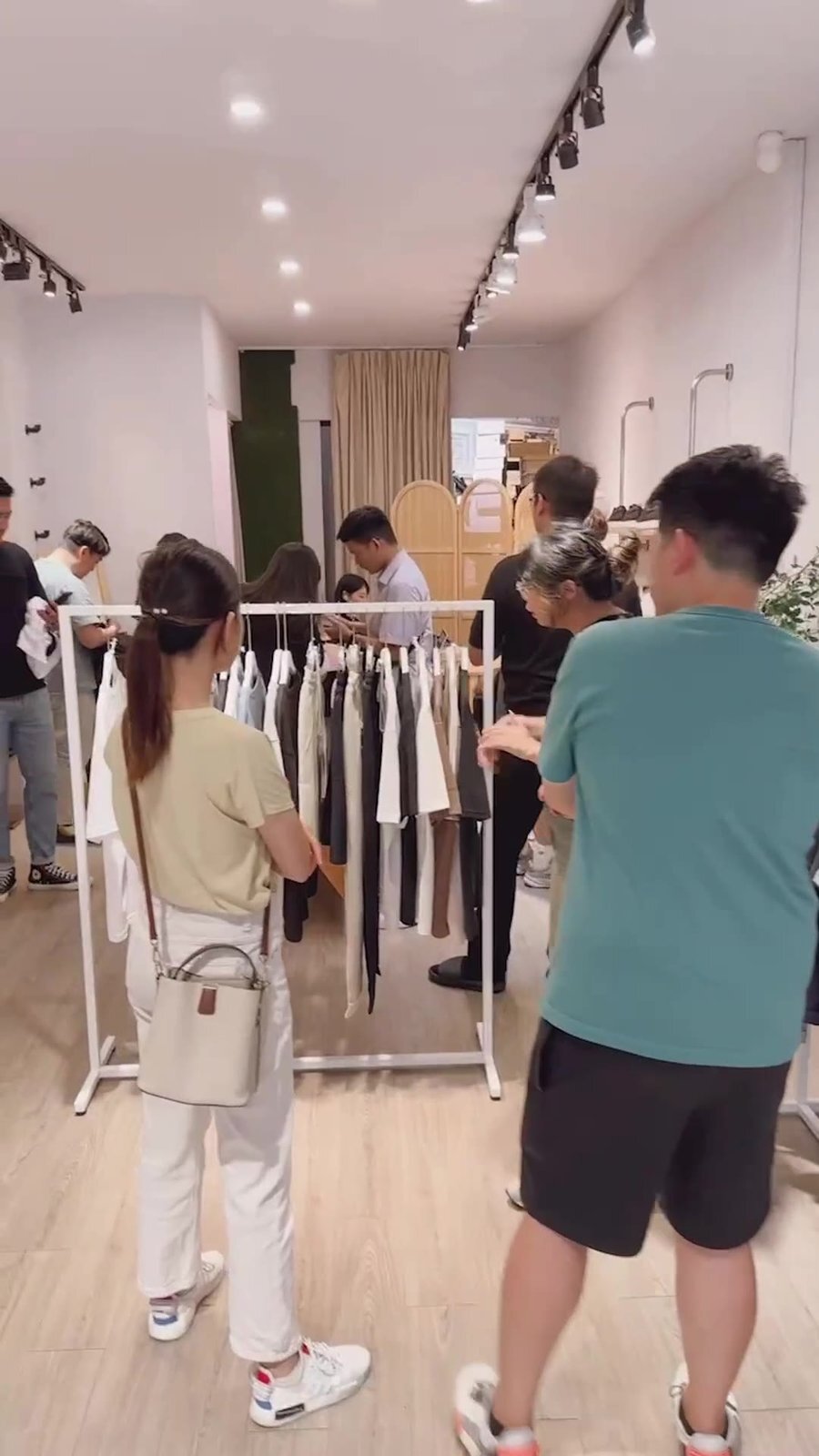 快閃店內挑選服飾的顧客人潮