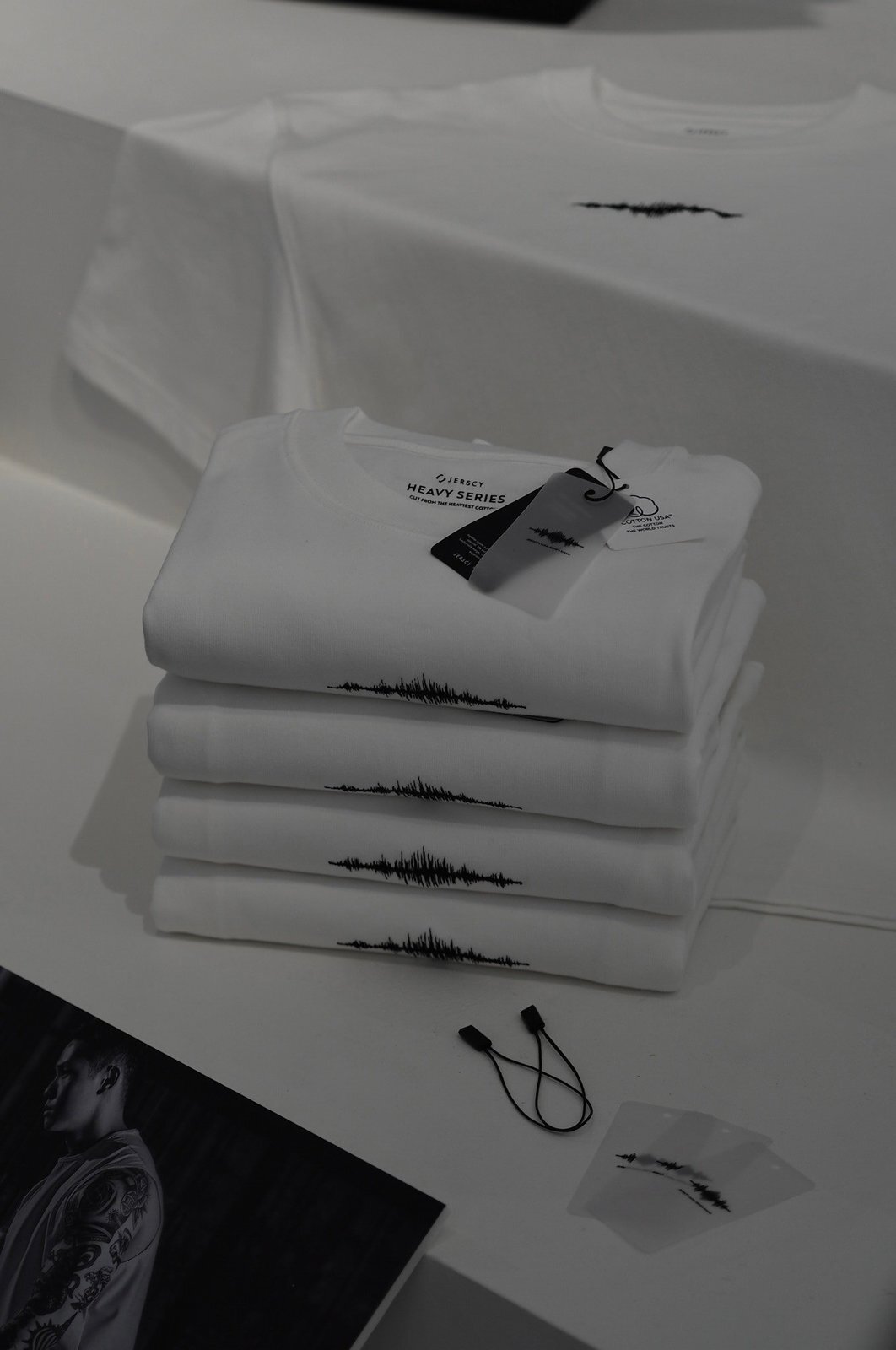 Jerscy x AECO 聯名 TEE 與聲波圖樣吊牌