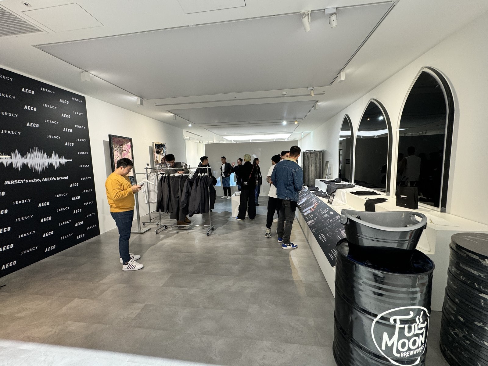 快閃現場的服飾展示與參觀人群