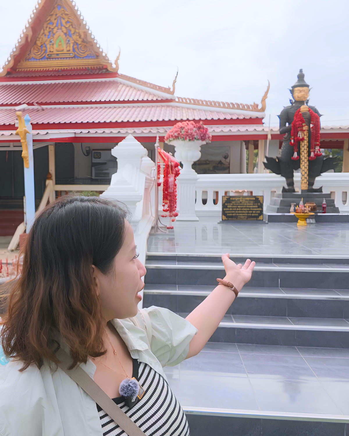 KUMIHO 花編在泰國寺廟現場，指著陶威素灣神像講解
