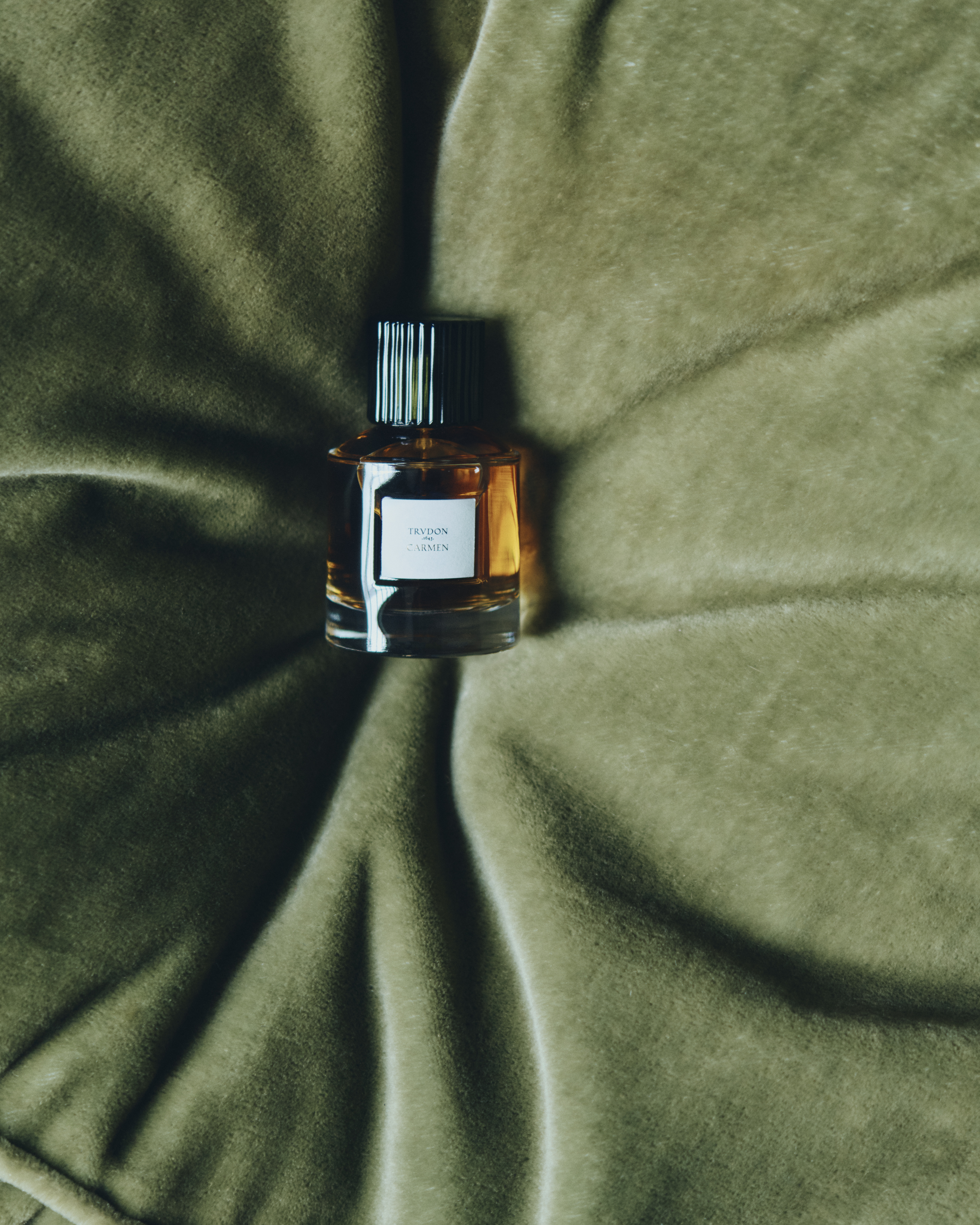 綠色天鵝絨上的 Trudon Carmen 香精