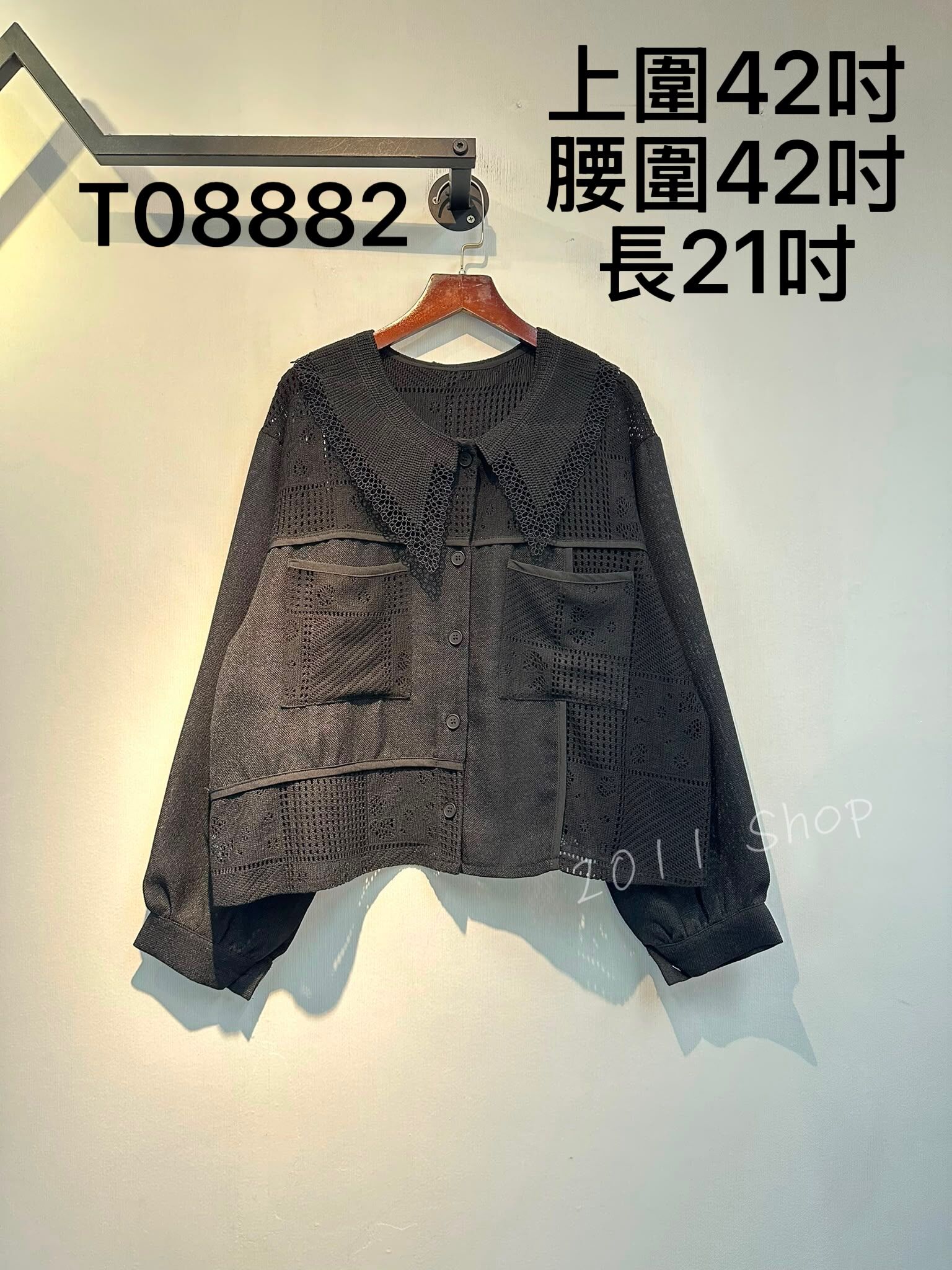 氣質翻領鏤空花紋鈕扣TOP  上圍42吋 腰圍42吋 長21吋  T08882