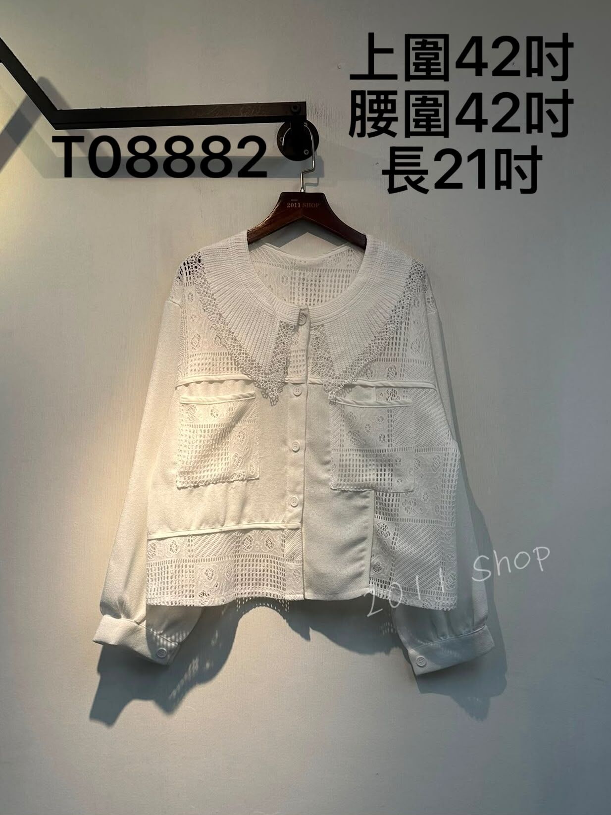 氣質翻領鏤空花紋鈕扣TOP  上圍42吋 腰圍42吋 長21吋  T08882