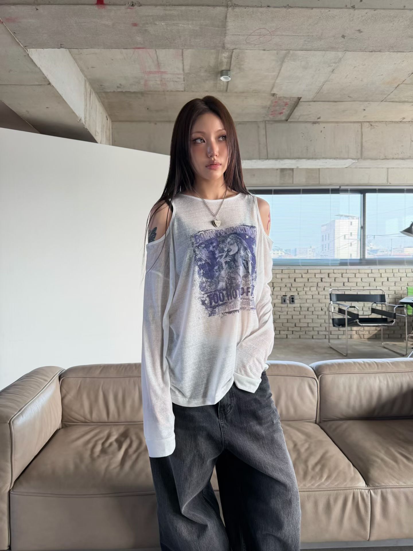 街頭印花 薄紗透膚 露肩 寬鬆上衣