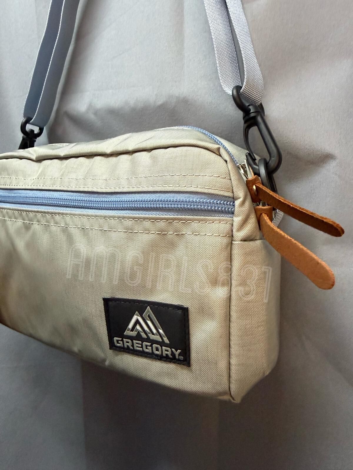GREGORY PADDED SHOULDER POUCH M LIGHT GREY X BLUE GREY