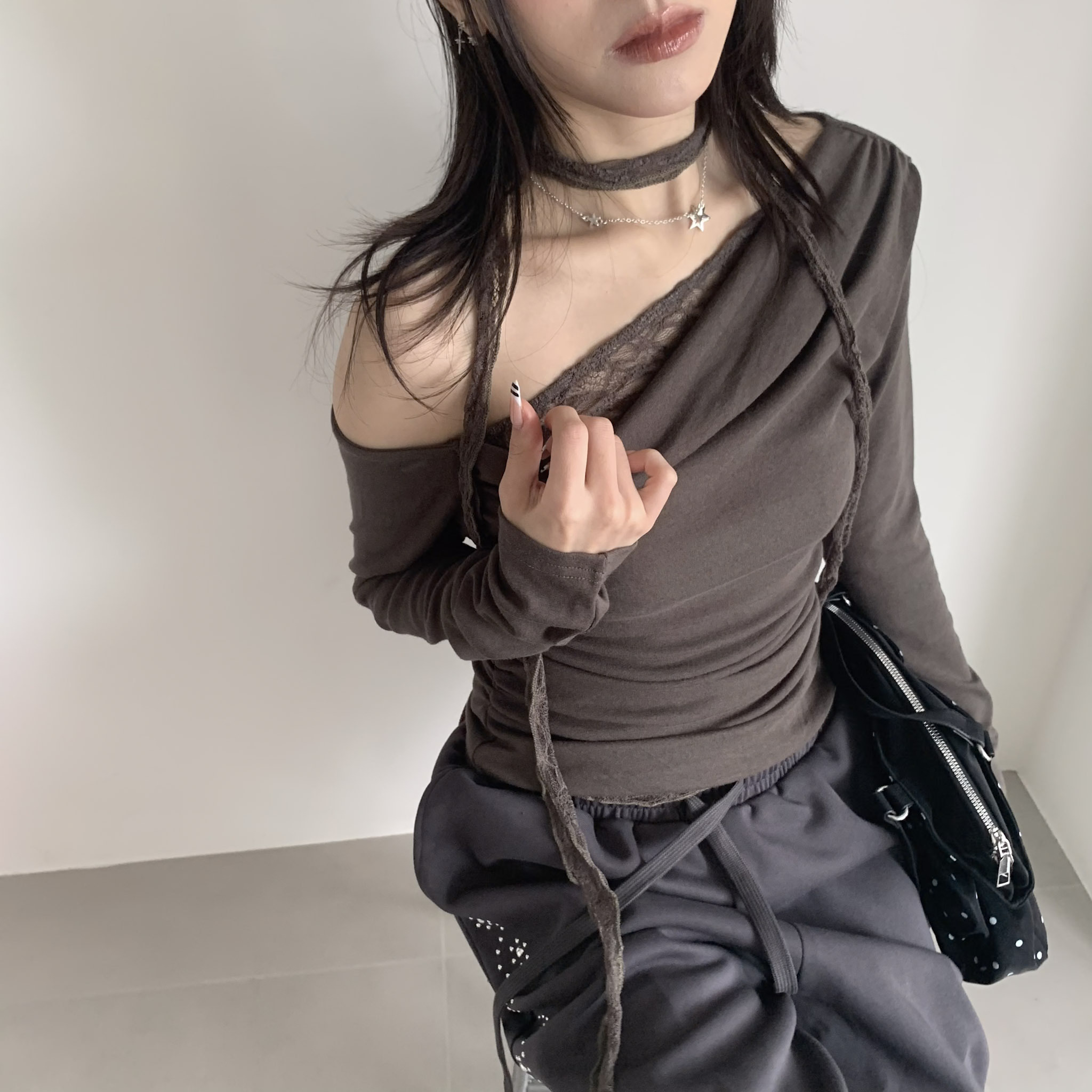 ISA_不經意蕾絲 (附繞脖)斜肩假二件側抓皺上衣_68007