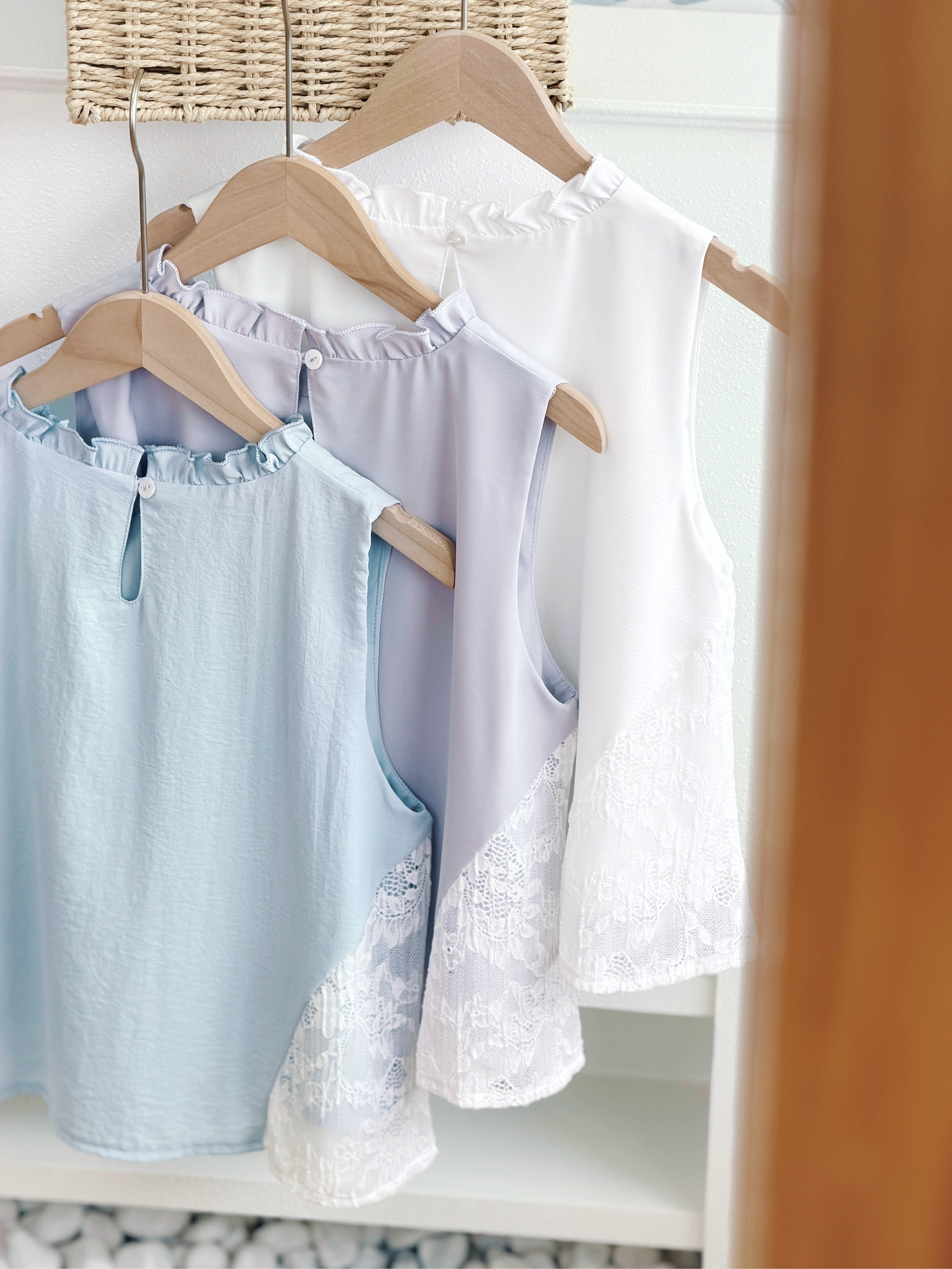 三色 / 蕾絲拼布修腰高領背心 / Lace-Insert Ruffle Sleeveless Blouse