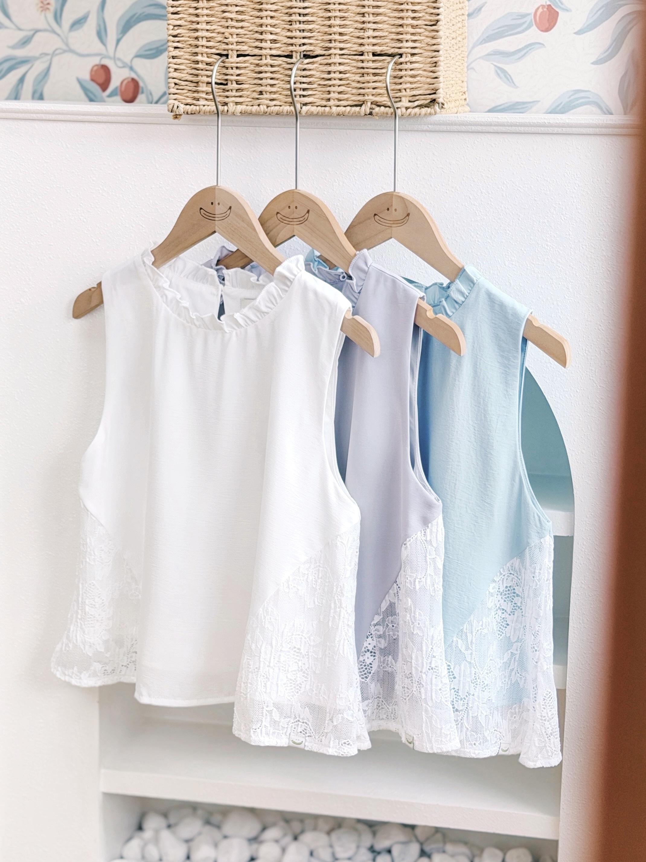 三色 / 蕾絲拼布修腰高領背心 / Lace-Insert Ruffle Sleeveless Blouse