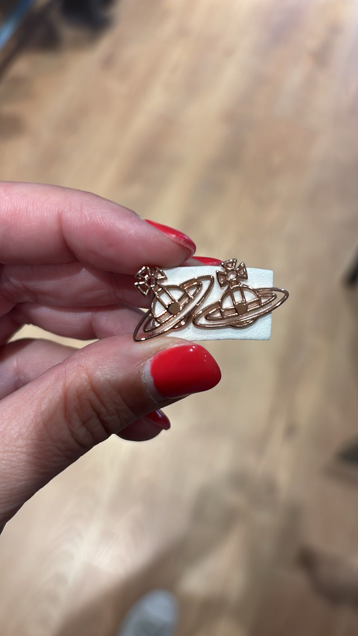LYS02310 Vivienne Westwood 鏤空耳環