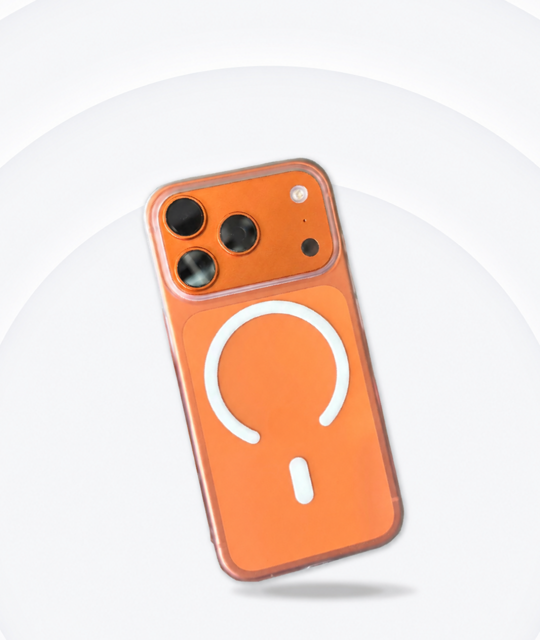 橘色 iPhone 裝上 Londonimg Air Lite Case 磨砂超薄手機殼，霧面殼身與白色 MagSafe 磁環清晰可見