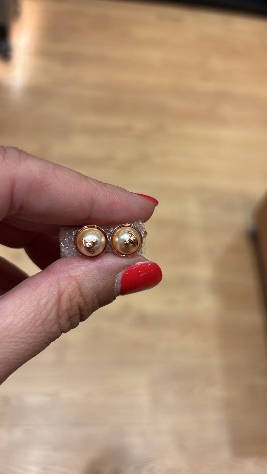 LYS02400 Vivienne Westwood Olga Pearl Orb Stud Earrings