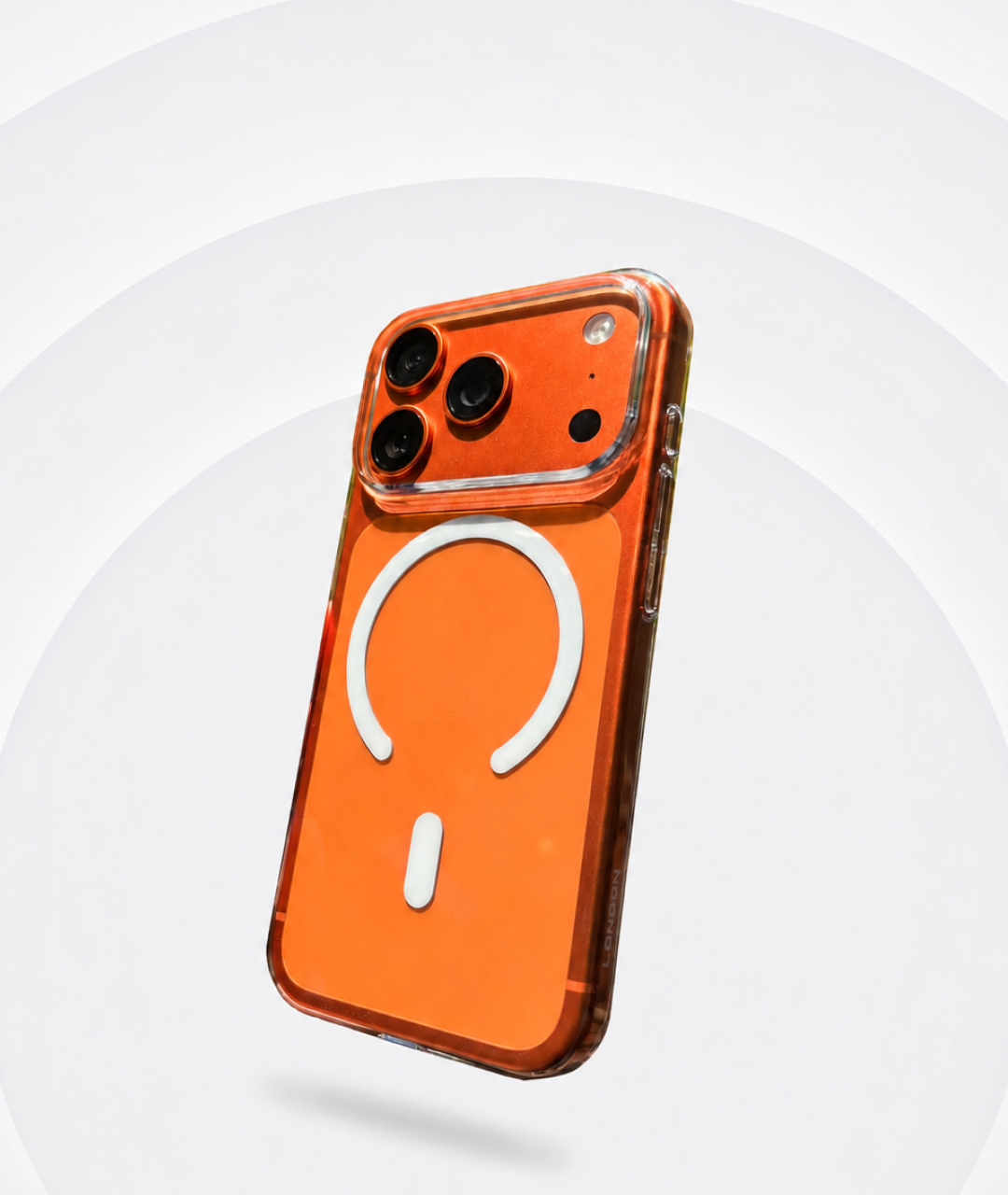 橘色 iPhone 斜放，裝上 Londonimg 零手感 Lite Case，極薄透明殼身與白色 MagSafe 磁環清晰可見