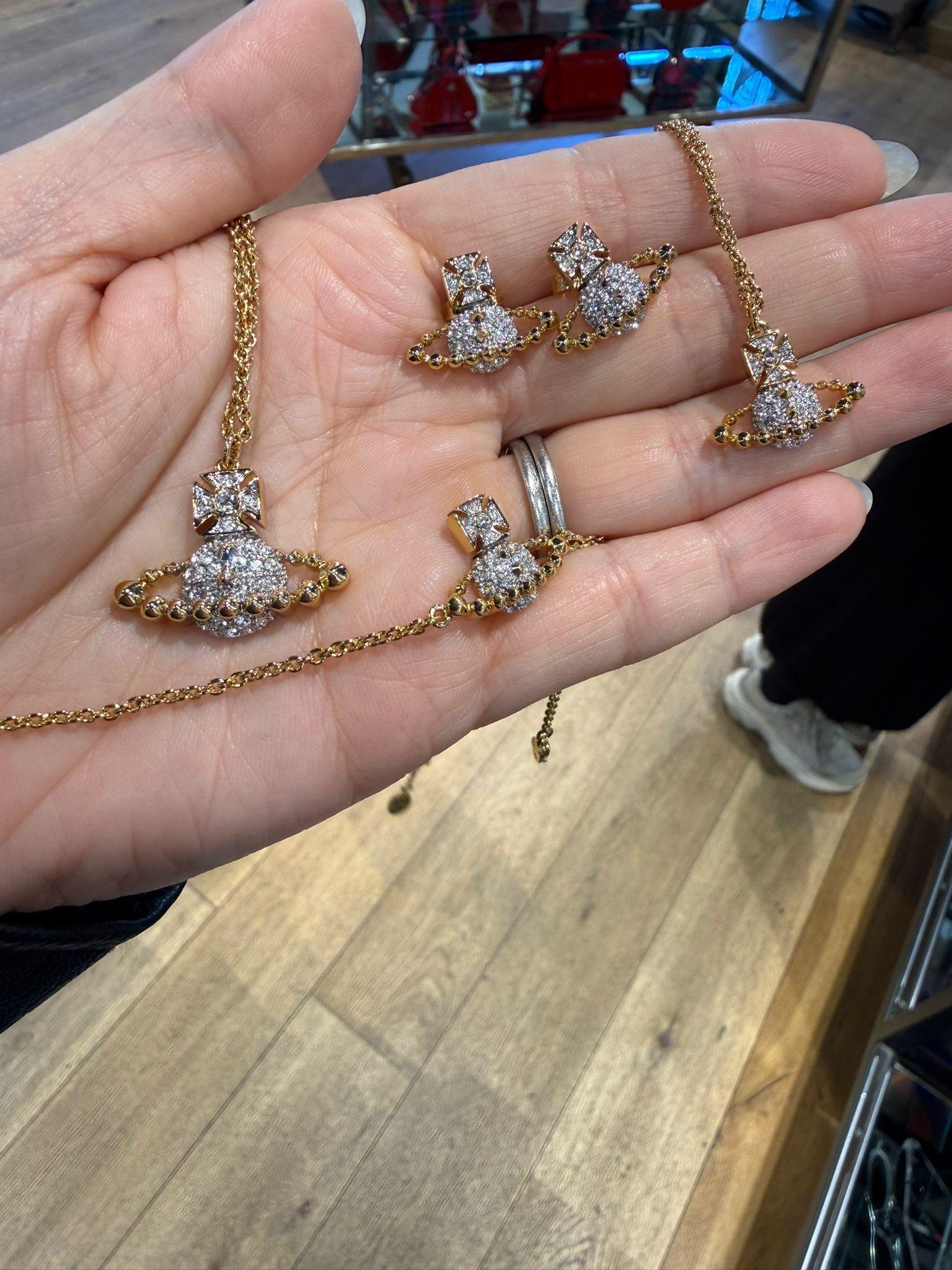 LYS02401 Vivienne Westwood 浮雕閃鑽金拼銀耳環