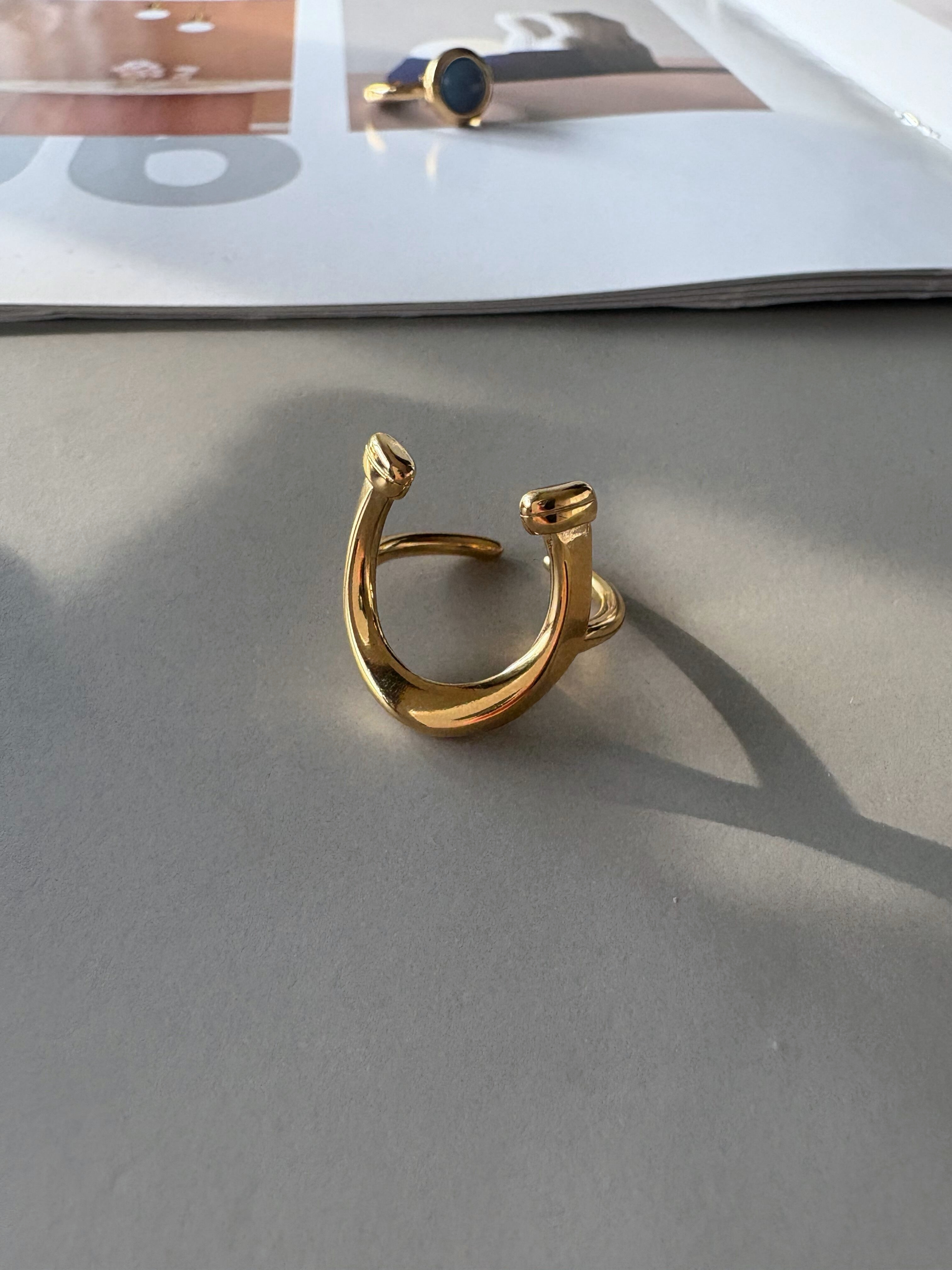 horse shoe ring
