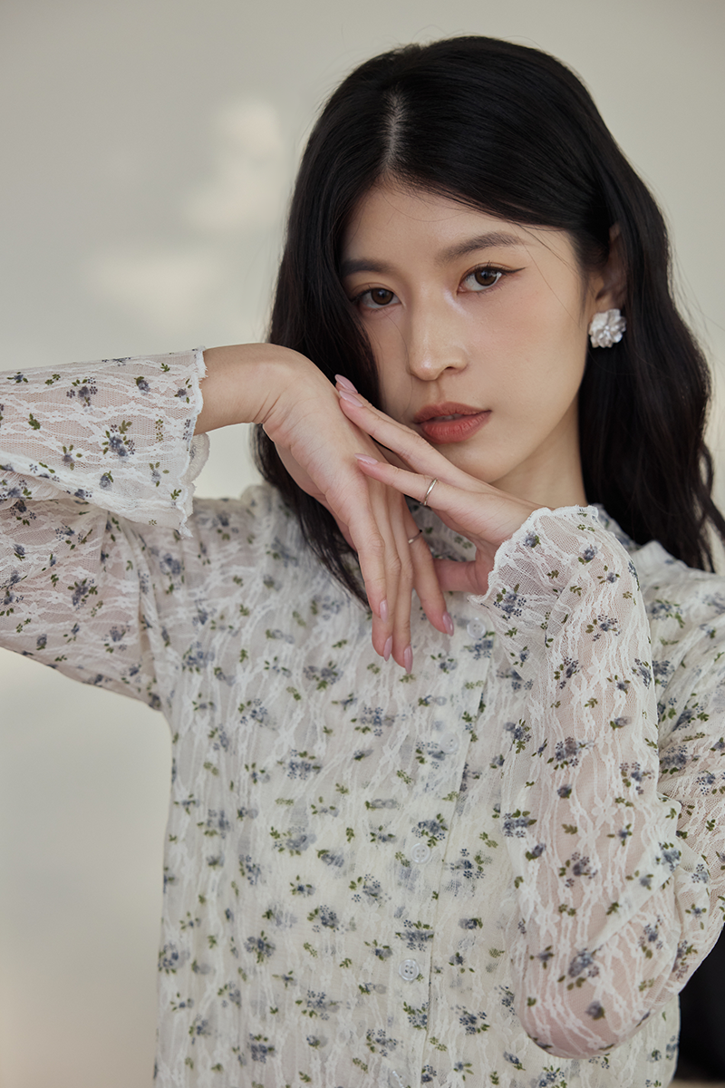 碎花蕾絲排釦薄罩衫