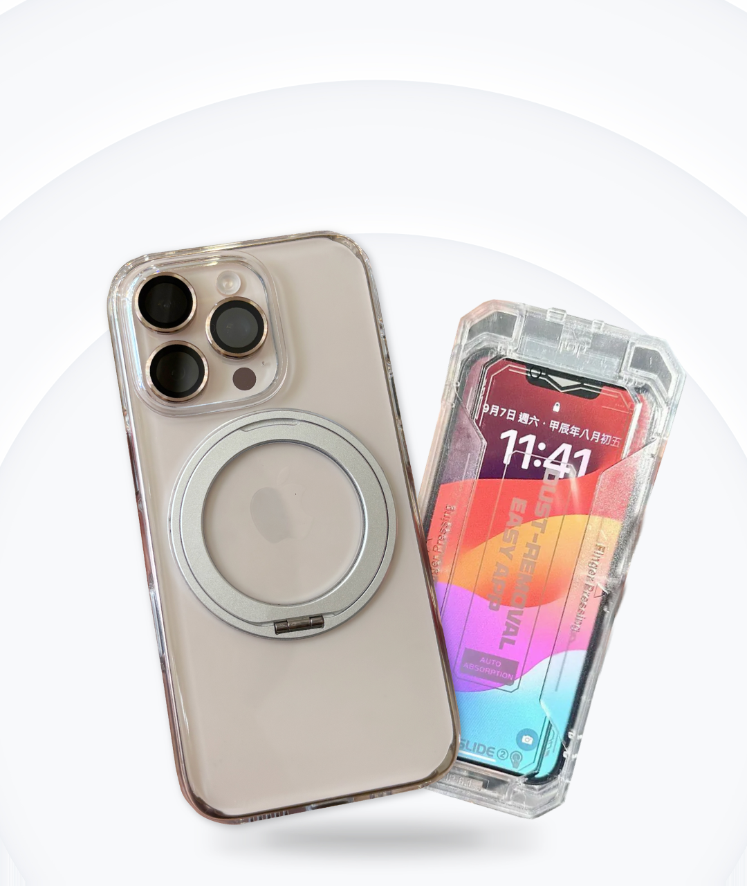 米白色 iPhone 裝上 YU 360°無段支架手機殼並貼上極地冰盾保護貼，殼身與螢幕同時有防護