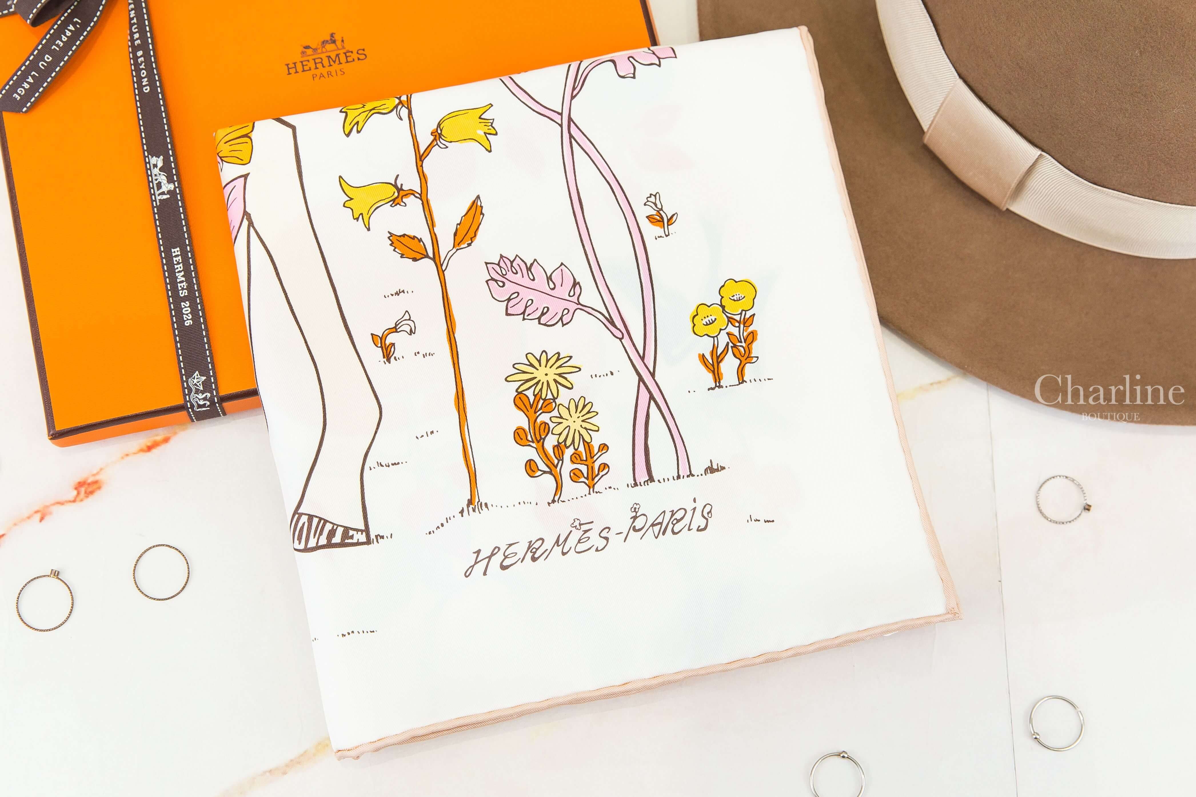 Hermès Le Pommier Sellier Scarf 90 白色/冰川藍/杏桃色馬鞍背上的蘋果樹真絲方巾