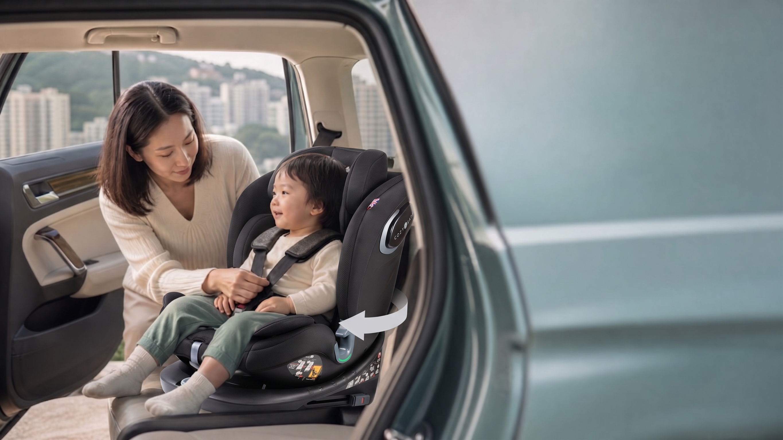 家長在私家車後座為幼兒檢查安全汽車座椅扣帶