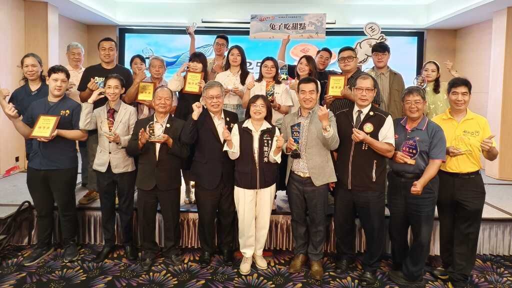 觀光旅遊局長陳美秀親自頒發獎項，肯定阿聰師在地糕餅品牌的創意與努力