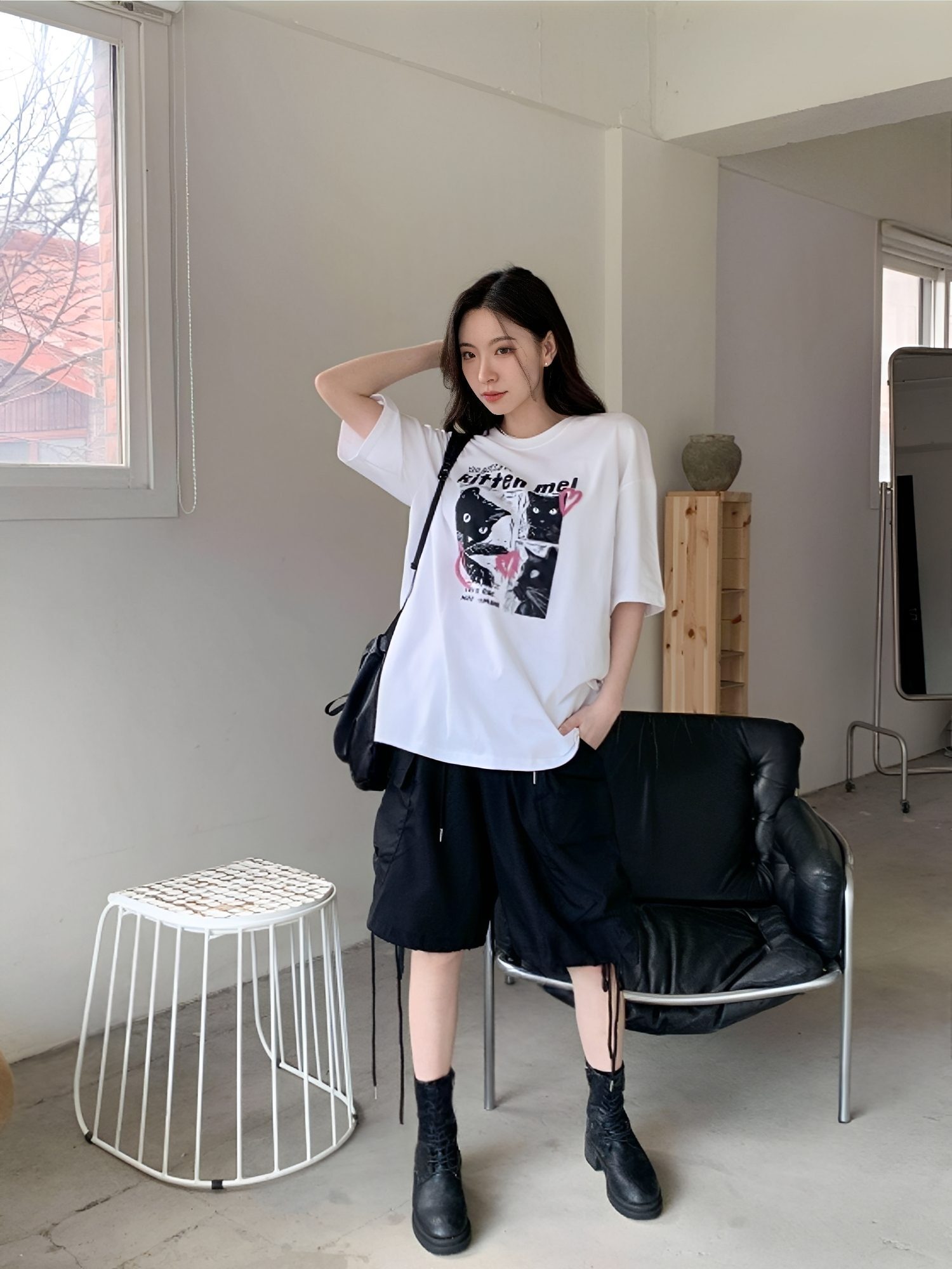 小貓造型短T搭配黑色短褲全身 THankus