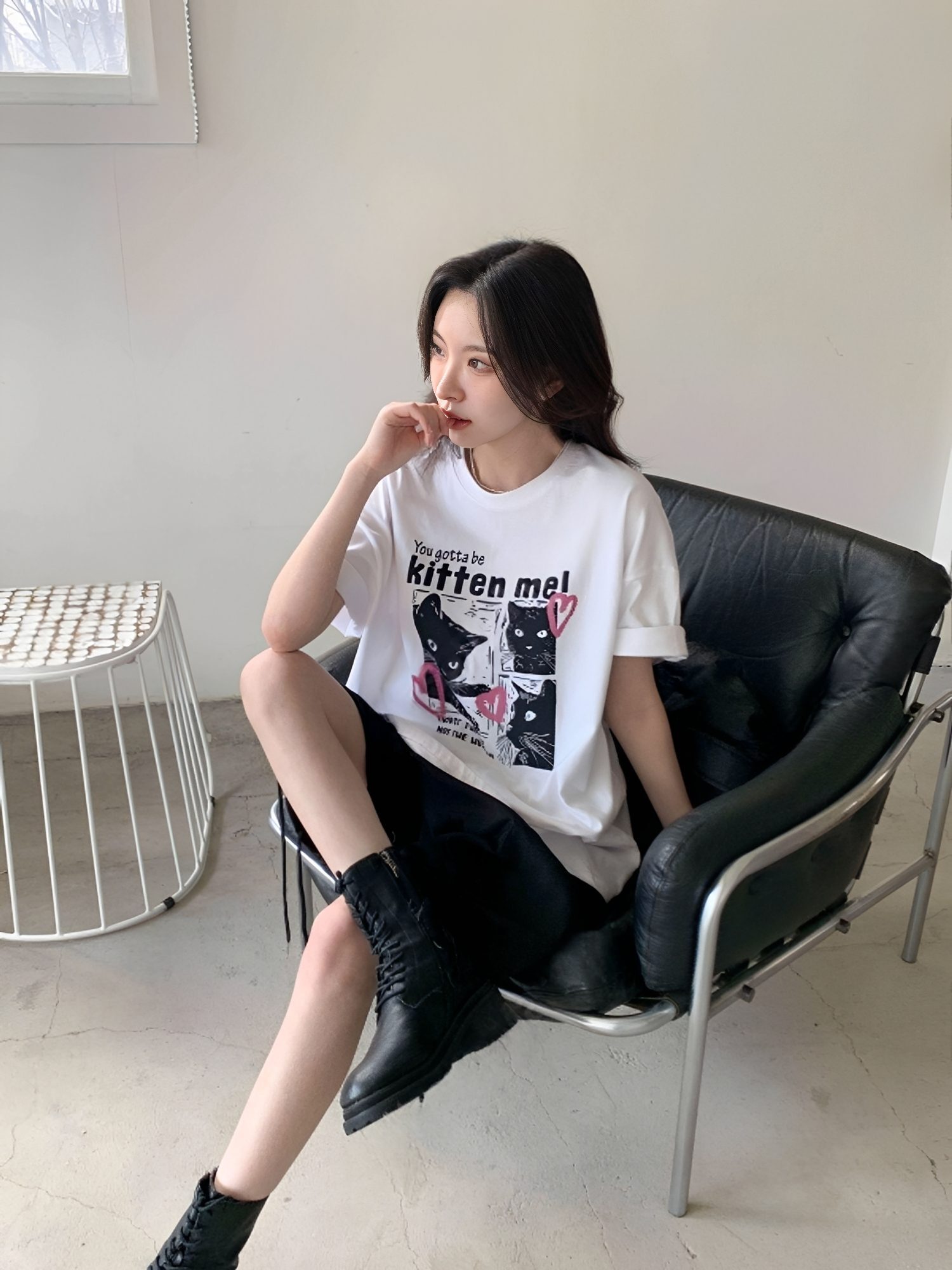 韓系小貓短T坐姿休閒穿搭 THankus