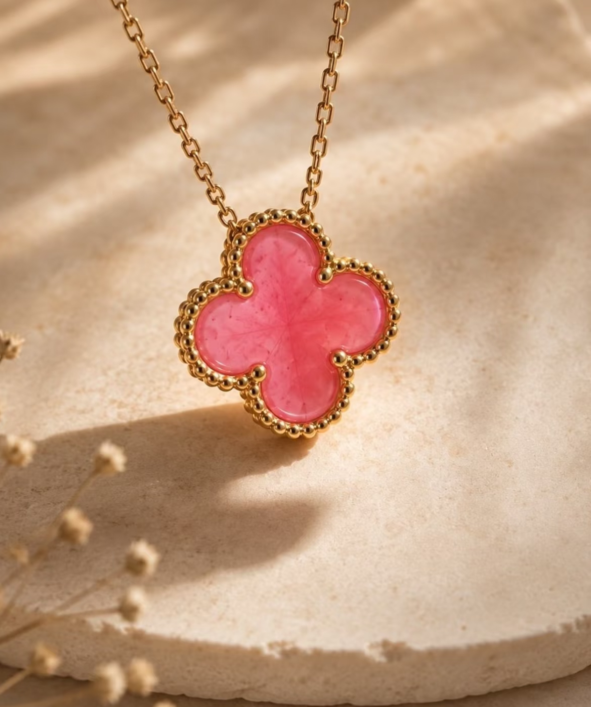 Van Cleef & Arpels Pink Enamel Vintage Alhambra Collection 18K 黃金半透明粉紅色四葉草系列 頸鏈