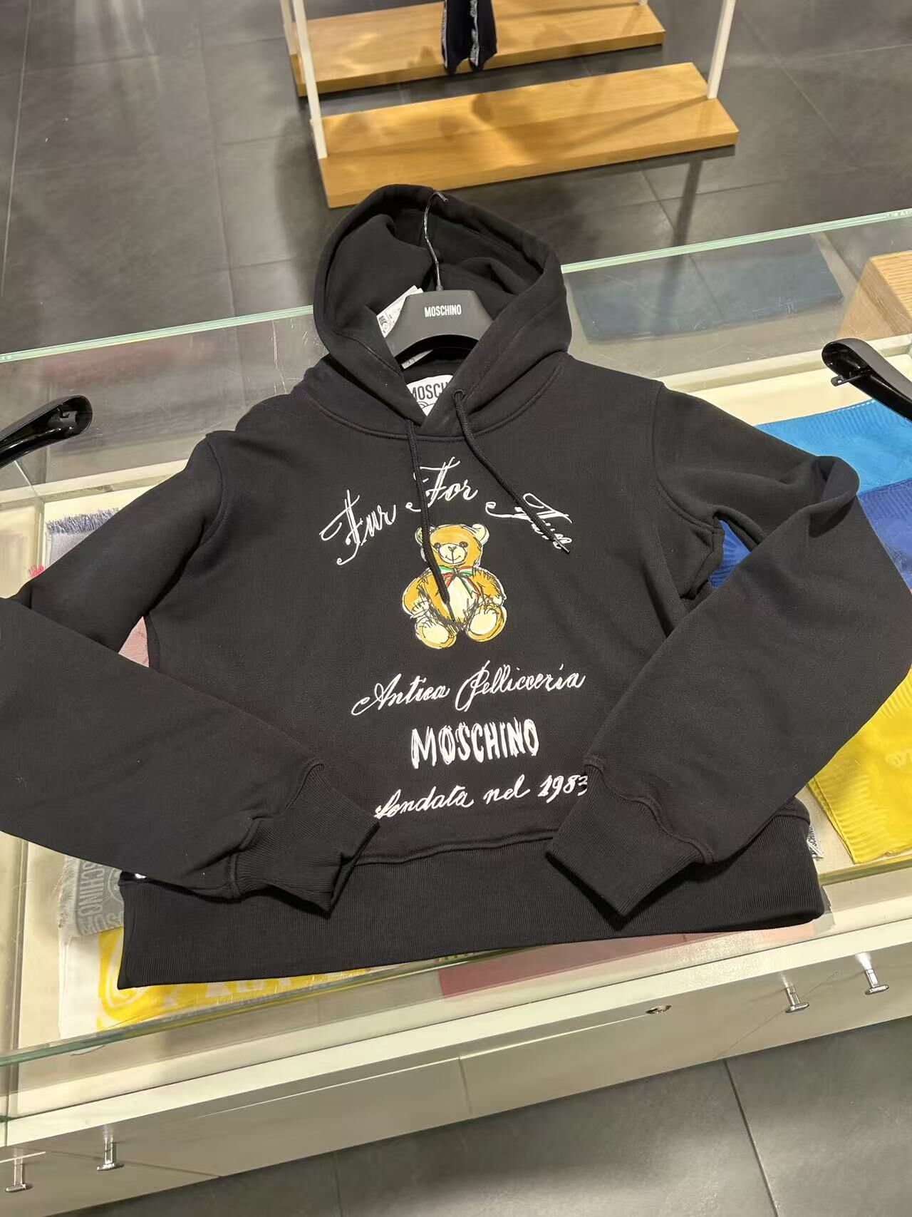LYS02427 Moschino 女款黑色短版連帽衛衣