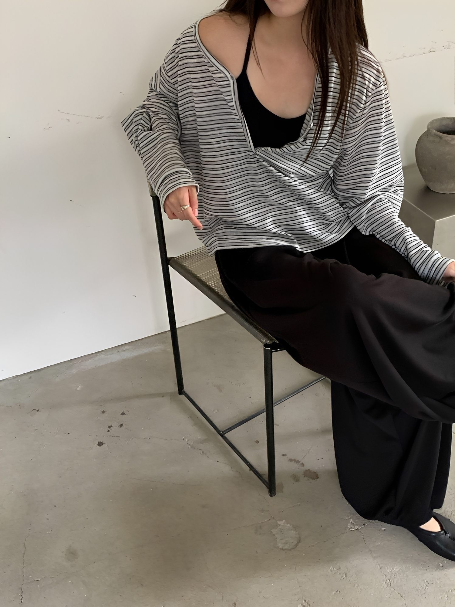 條紋薄罩衫搭配黑色背心坐姿示範 THankus