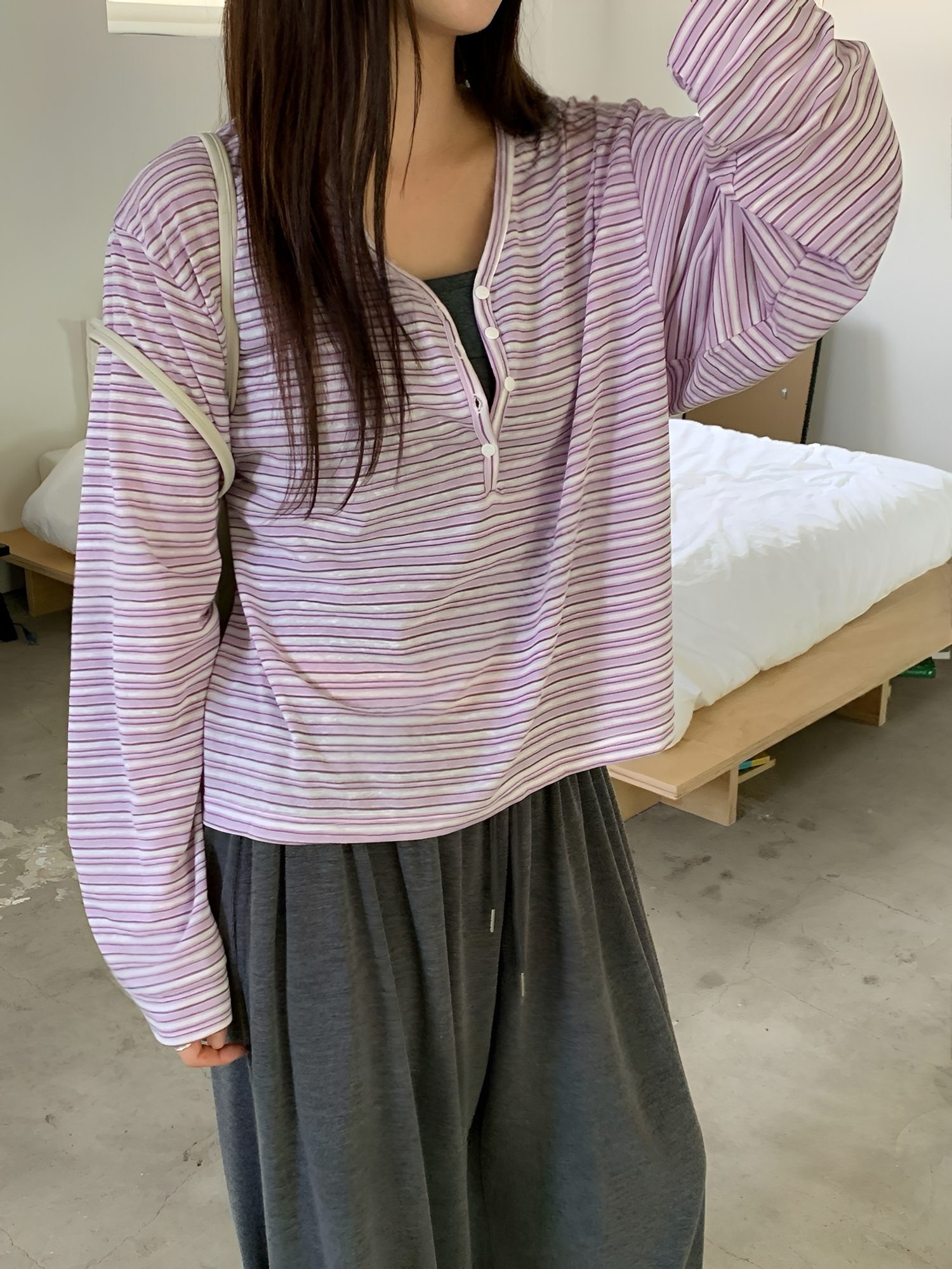 淡紫條紋罩衫室內側身示範 THankus