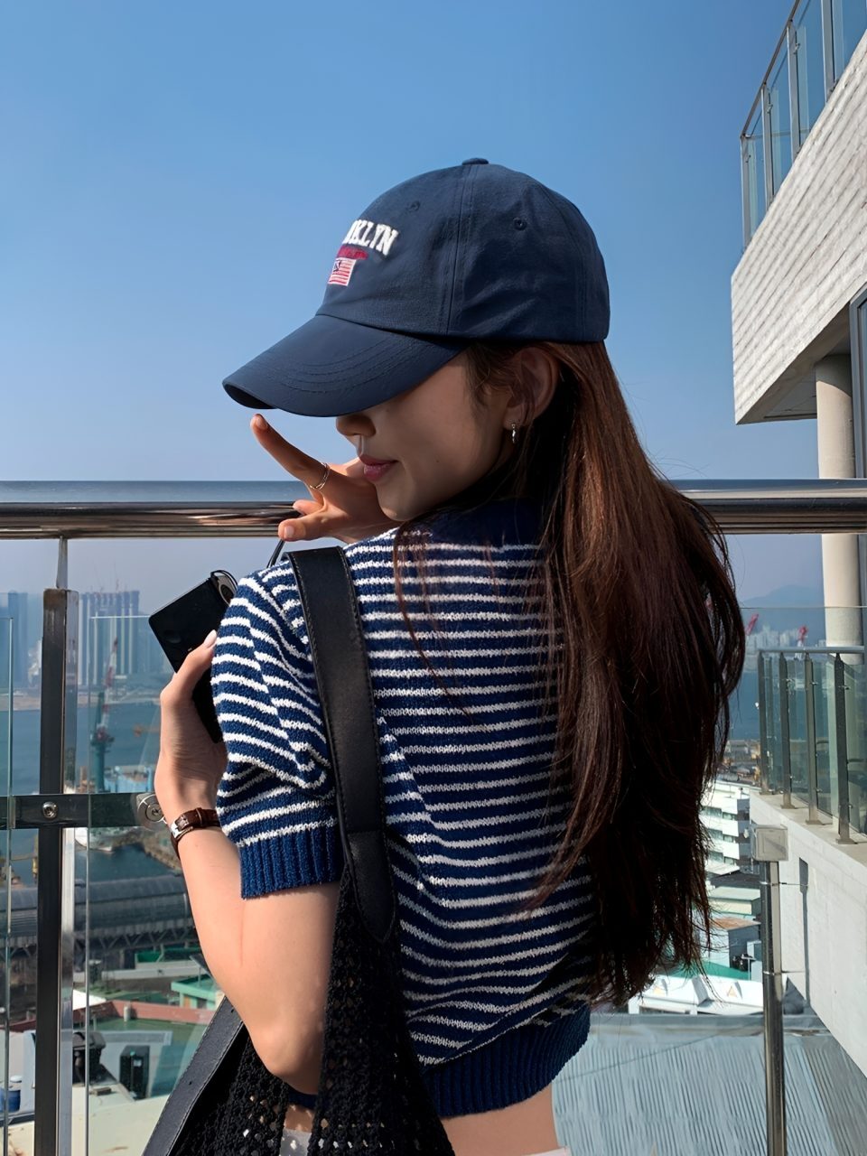 藏青條紋針織衫搭配棒球帽戶外 THankus