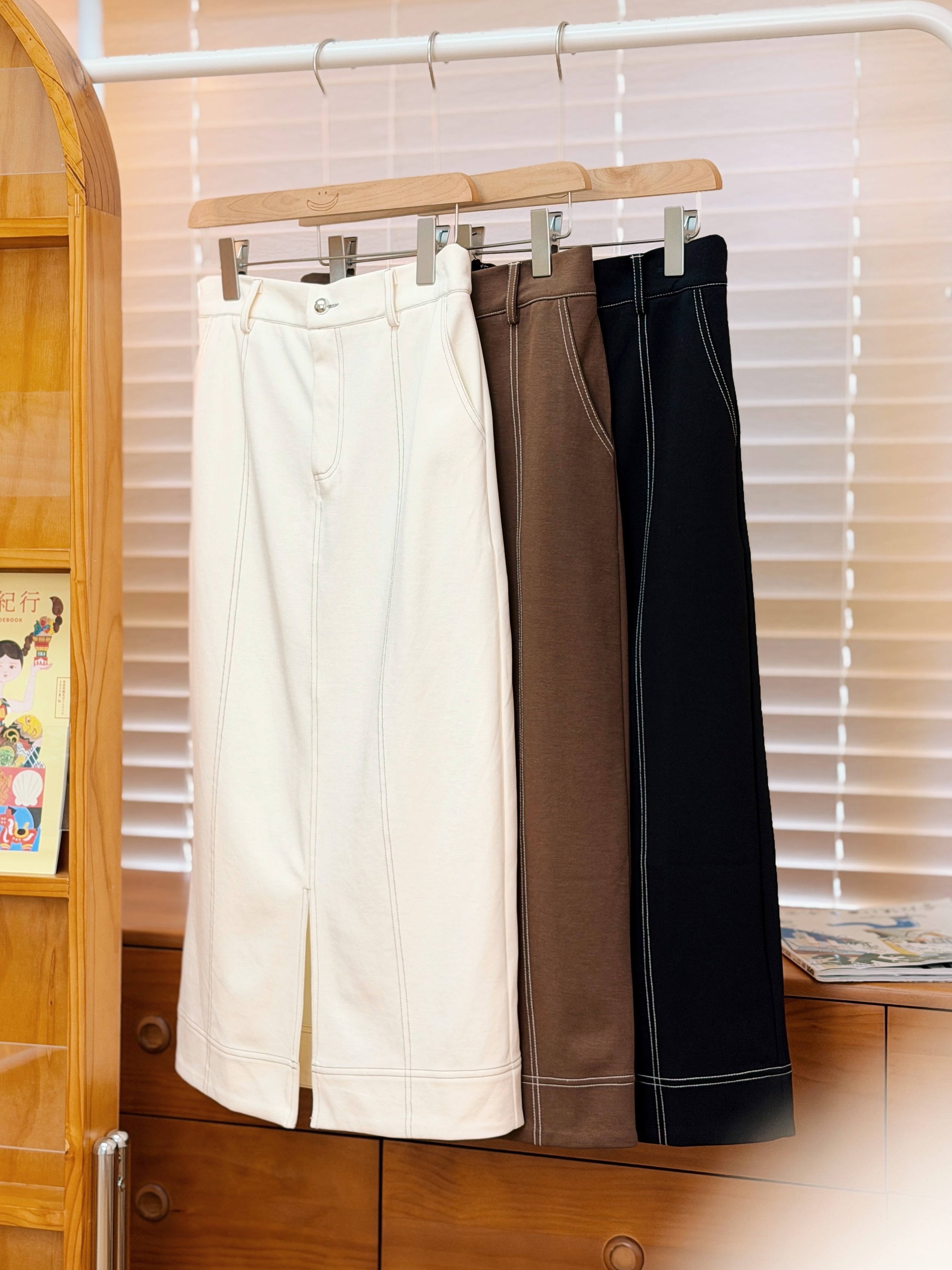 三色 / 銀扣明線前開叉半身長裙 / Silver Hardware Contrast Stitch Front-Slit Skirt