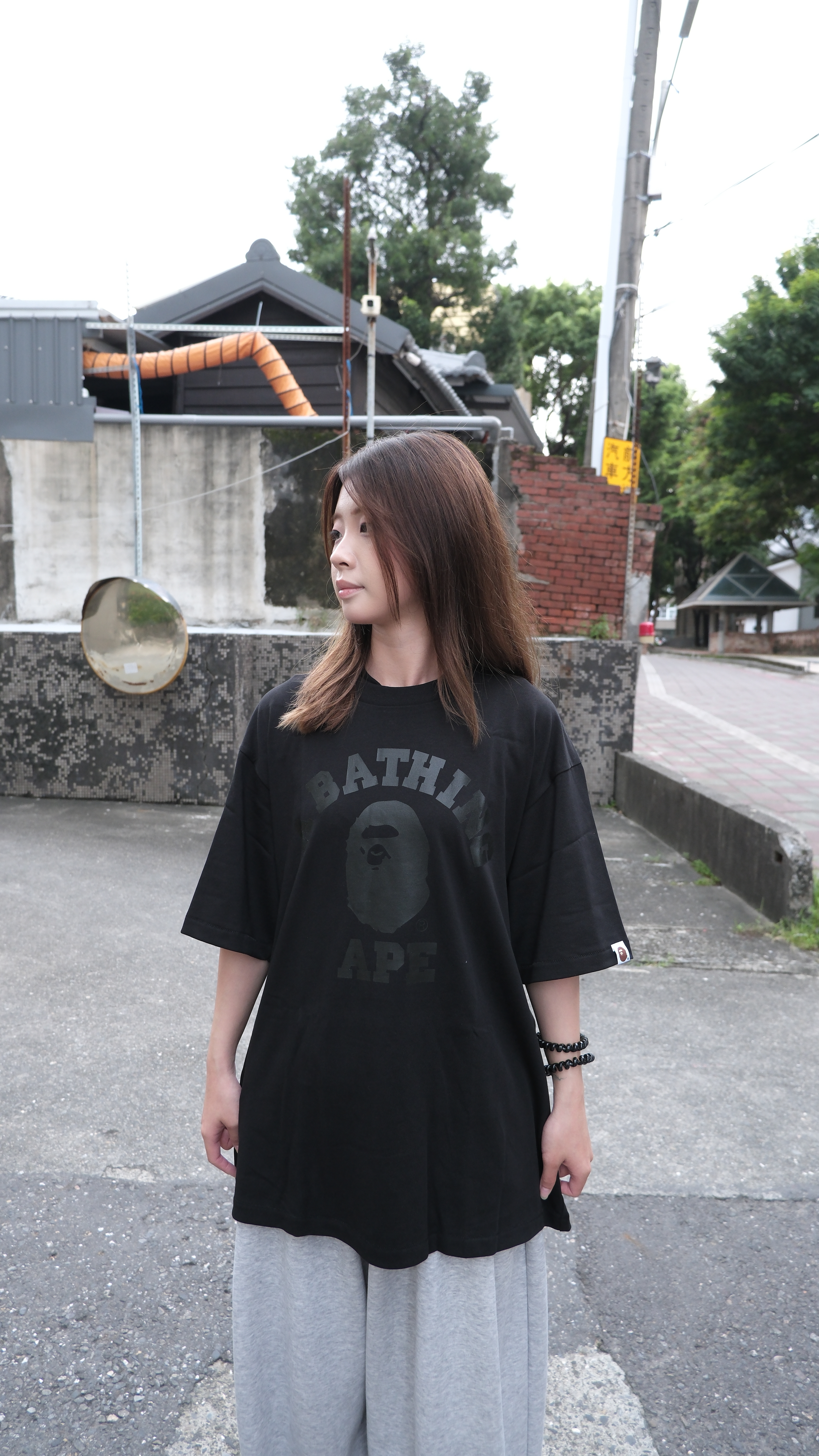 BAPE TONAL COLLEGE RELAXED FIT 短Tee 1M80110333