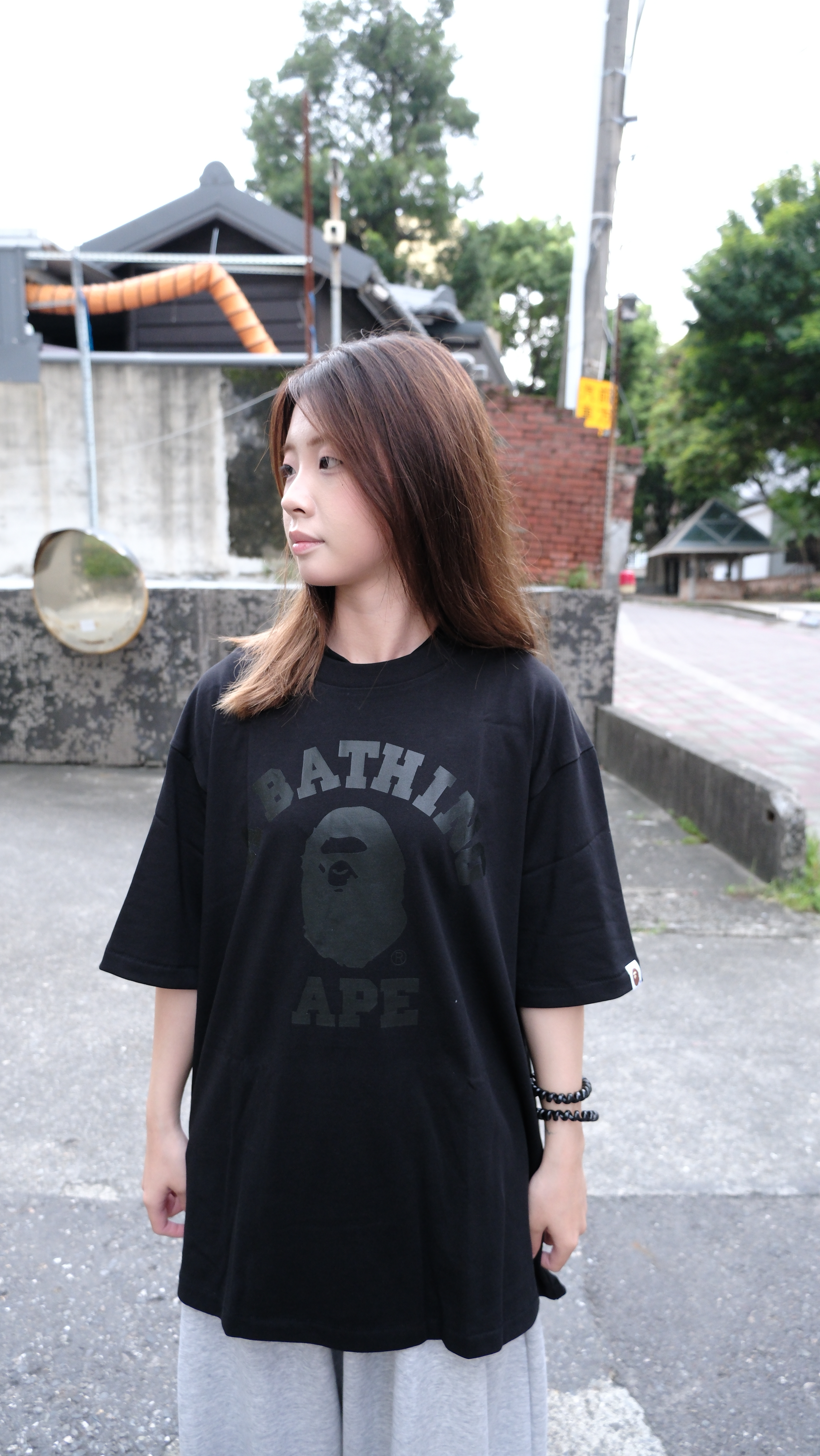 BAPE TONAL COLLEGE RELAXED FIT 短Tee 1M80110333