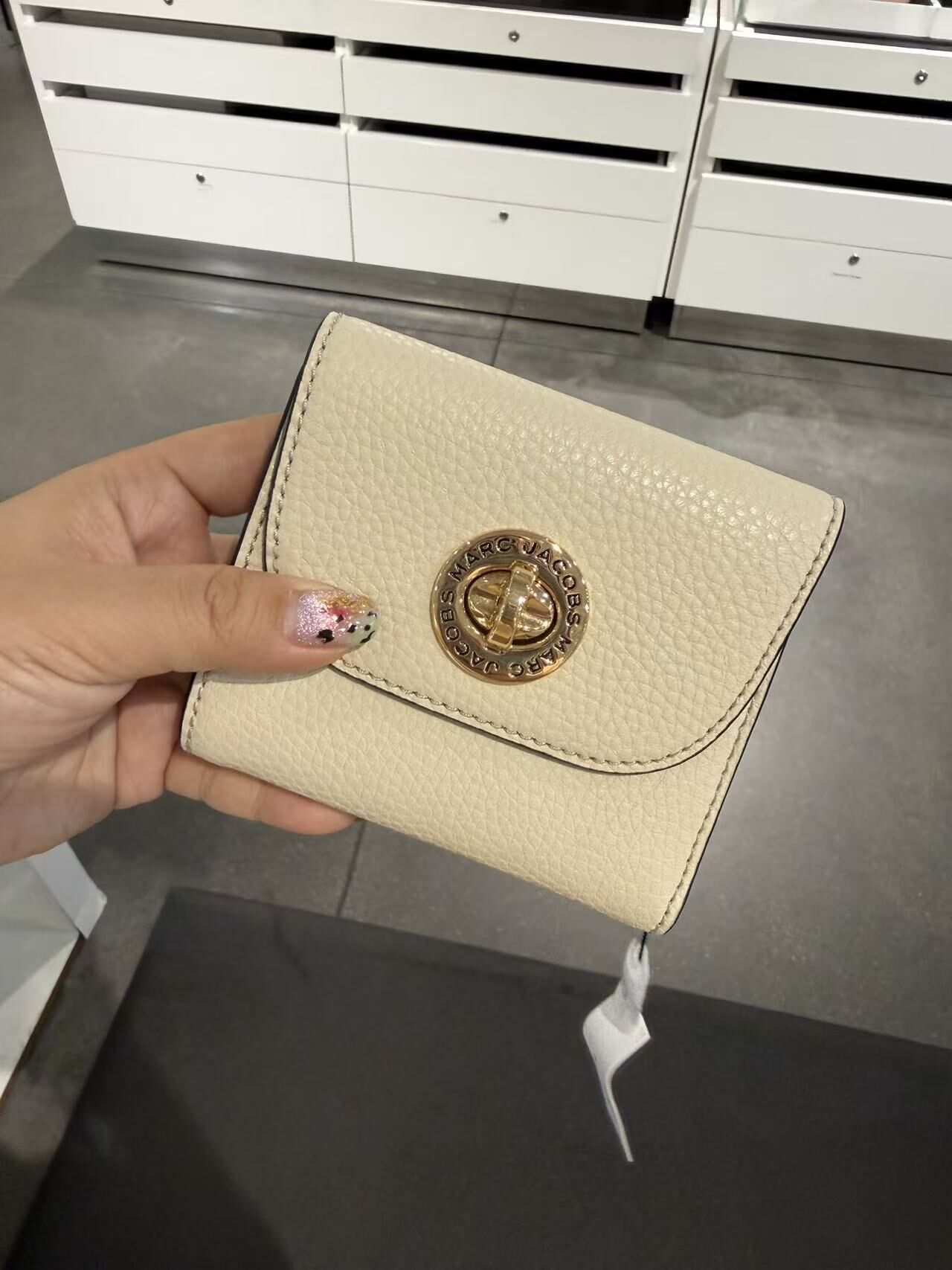 【直播】Marc Jacobs LX082780 旋轉扣三摺銀包