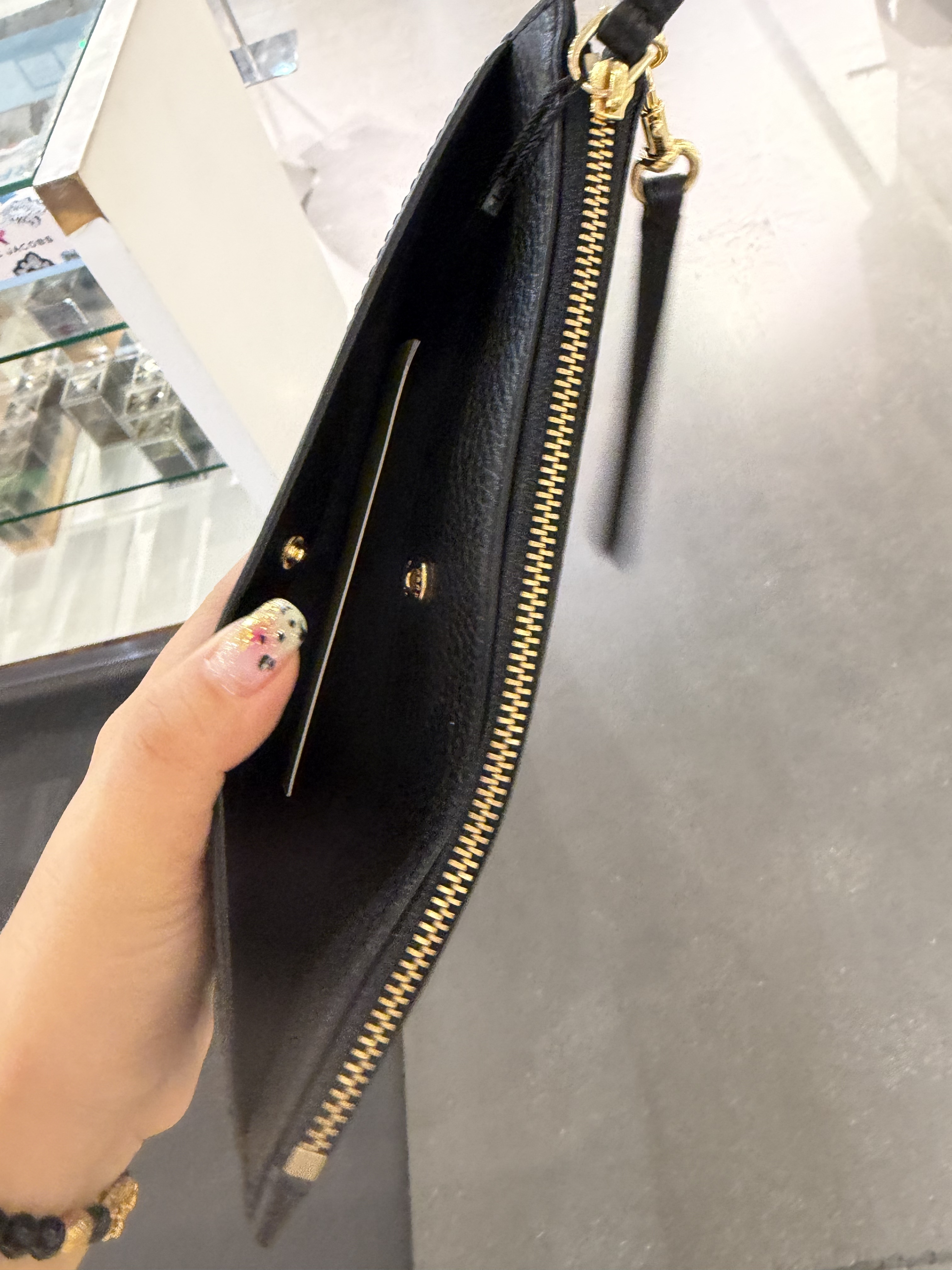 【直播】Marc Jacobs LX082781 腕帶手提包 (黑色)