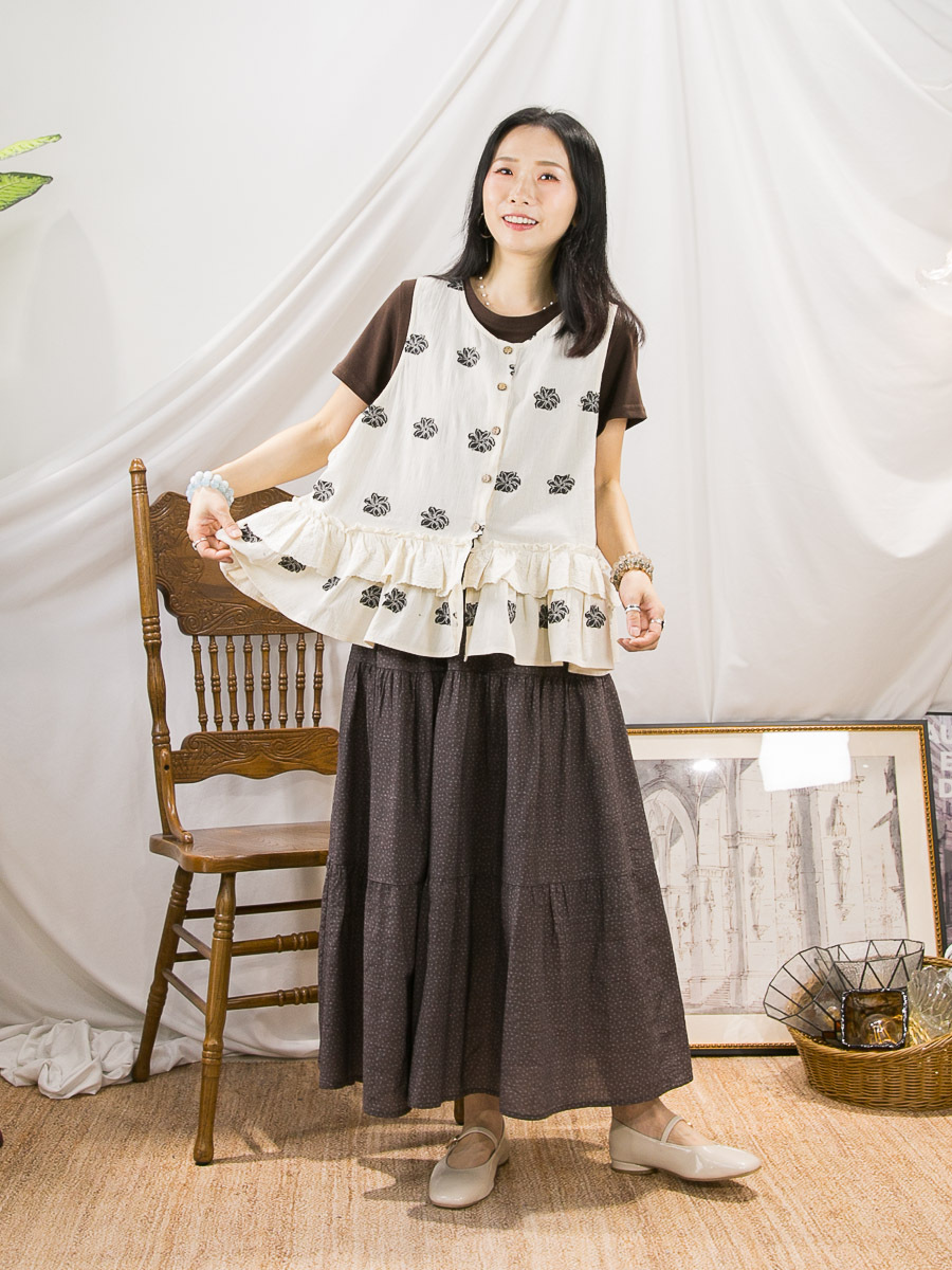 全開胸扣鈕．花花刺繡．麻棉料背心TOP